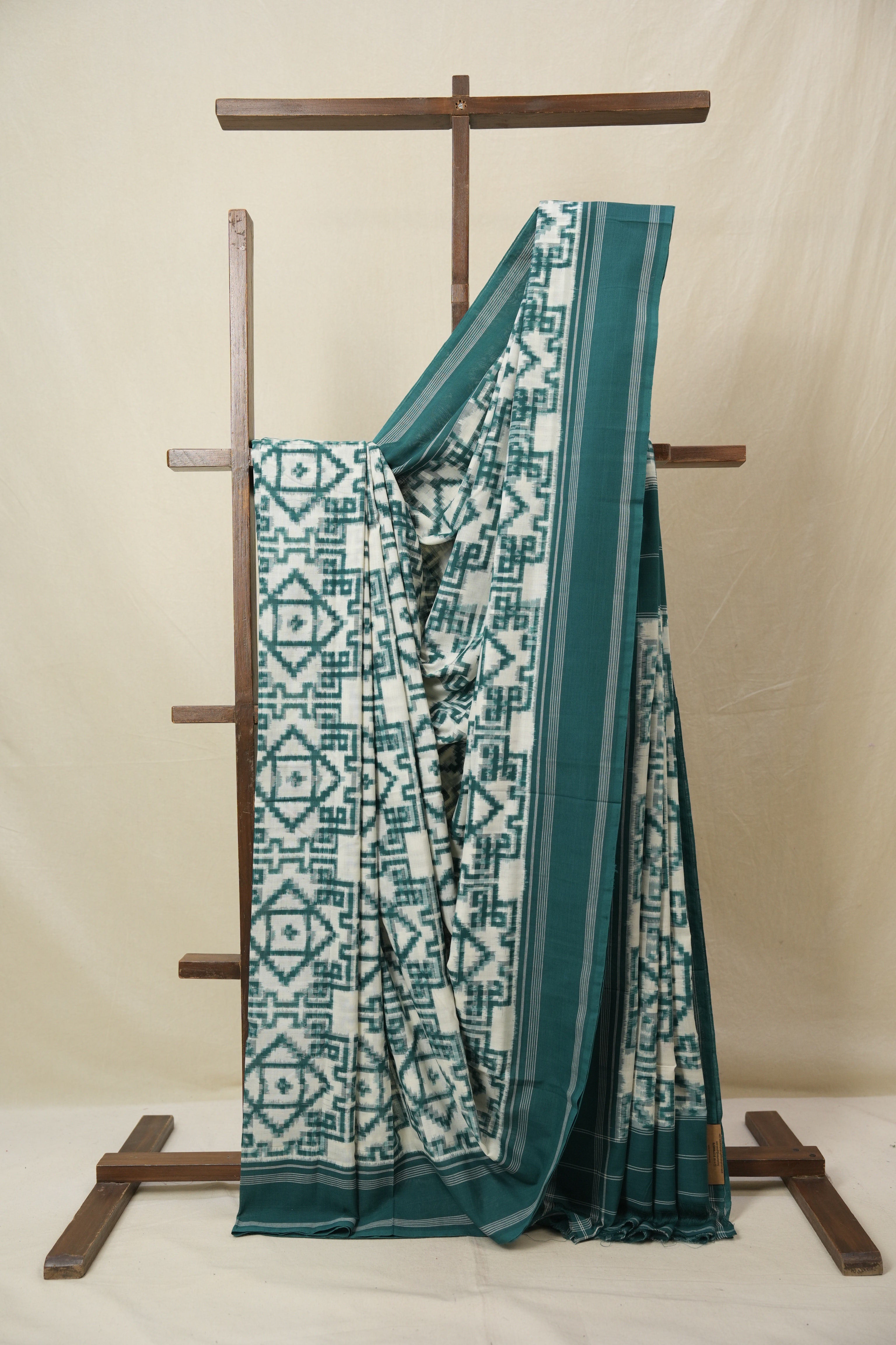 White  Pochampalli Cotton Ikat Saree - SRWPCIS698