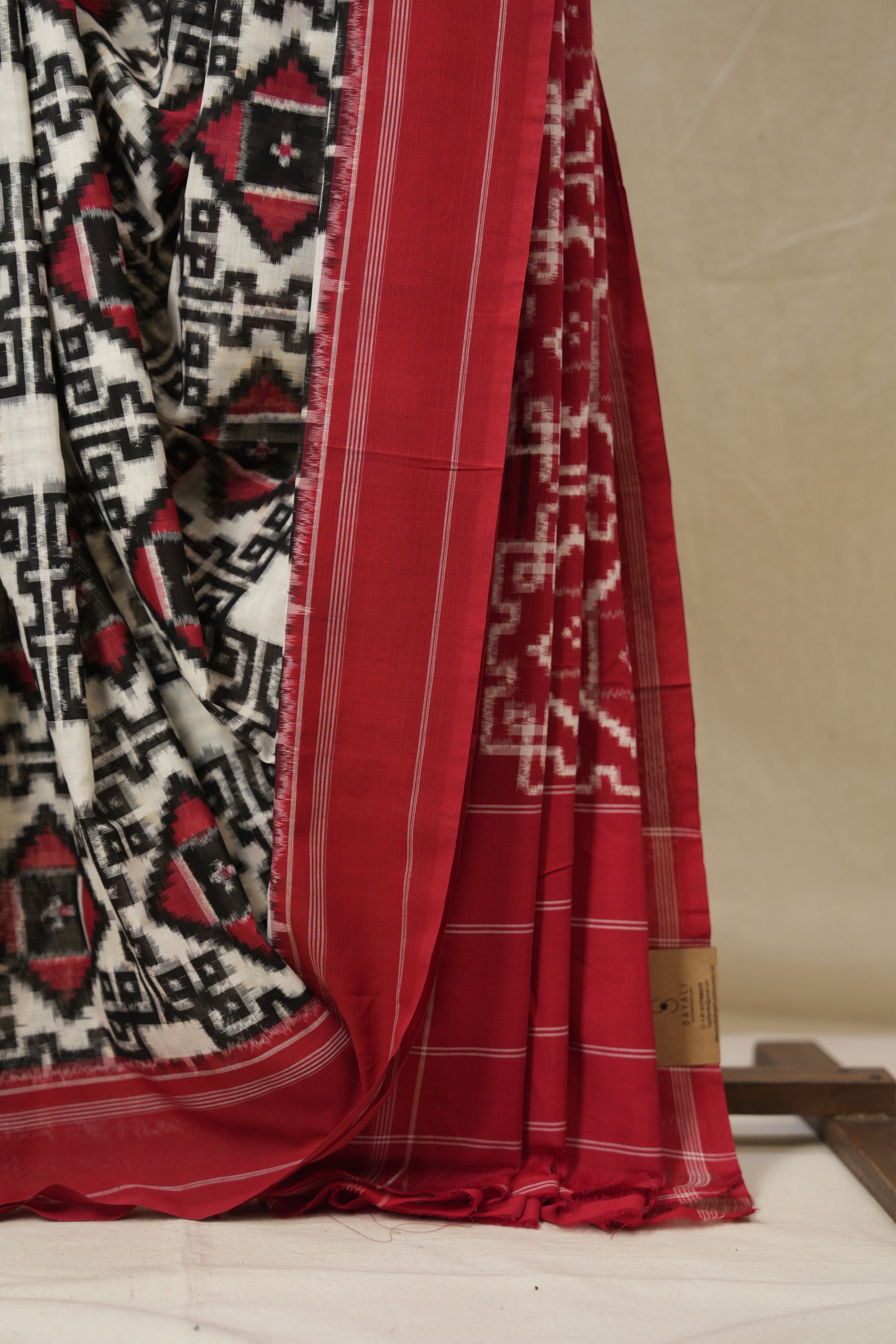 White Pochampalli Cotton Ikat Saree - SRWPCIS700