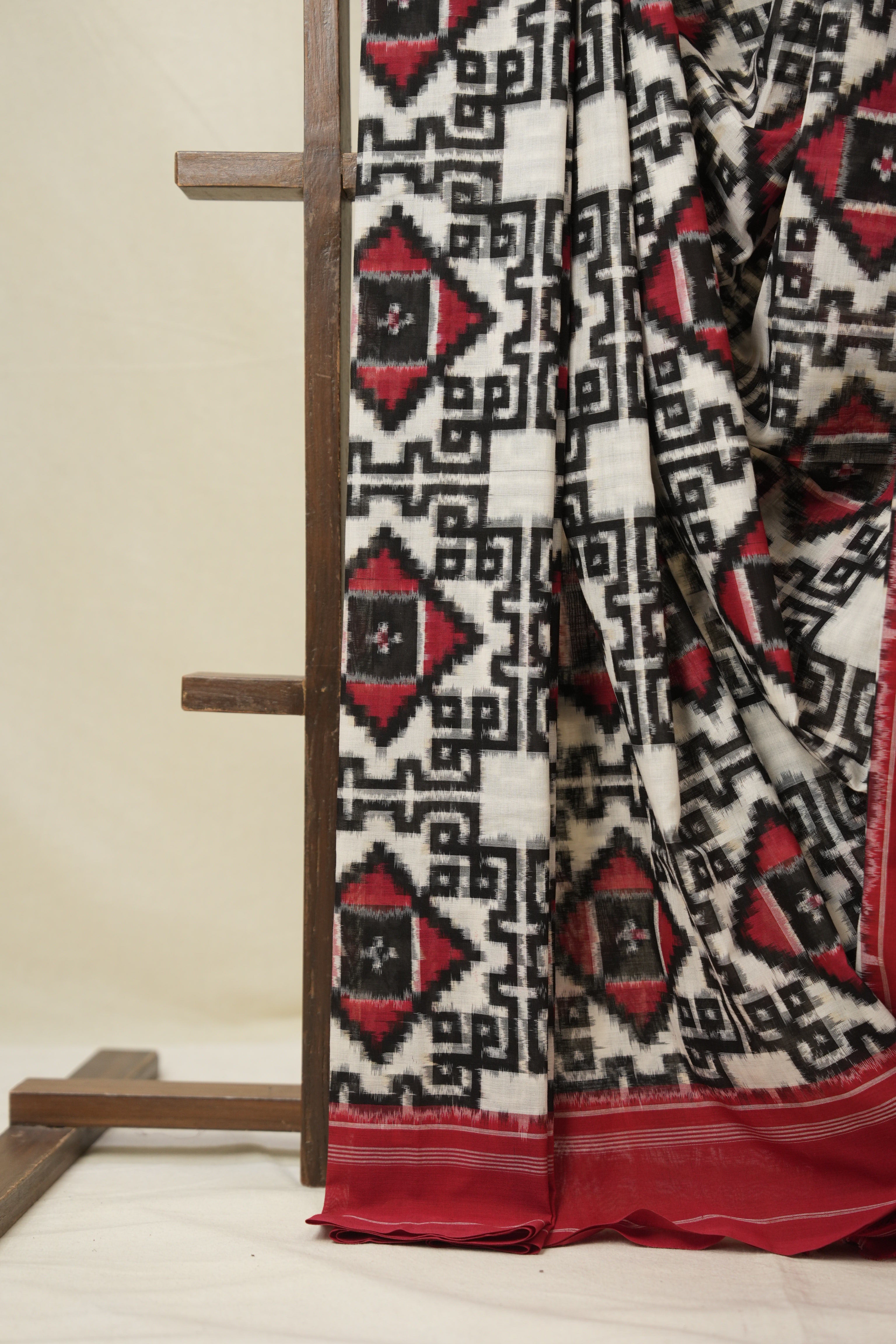 White Pochampalli Cotton Ikat Saree - SRWPCIS700