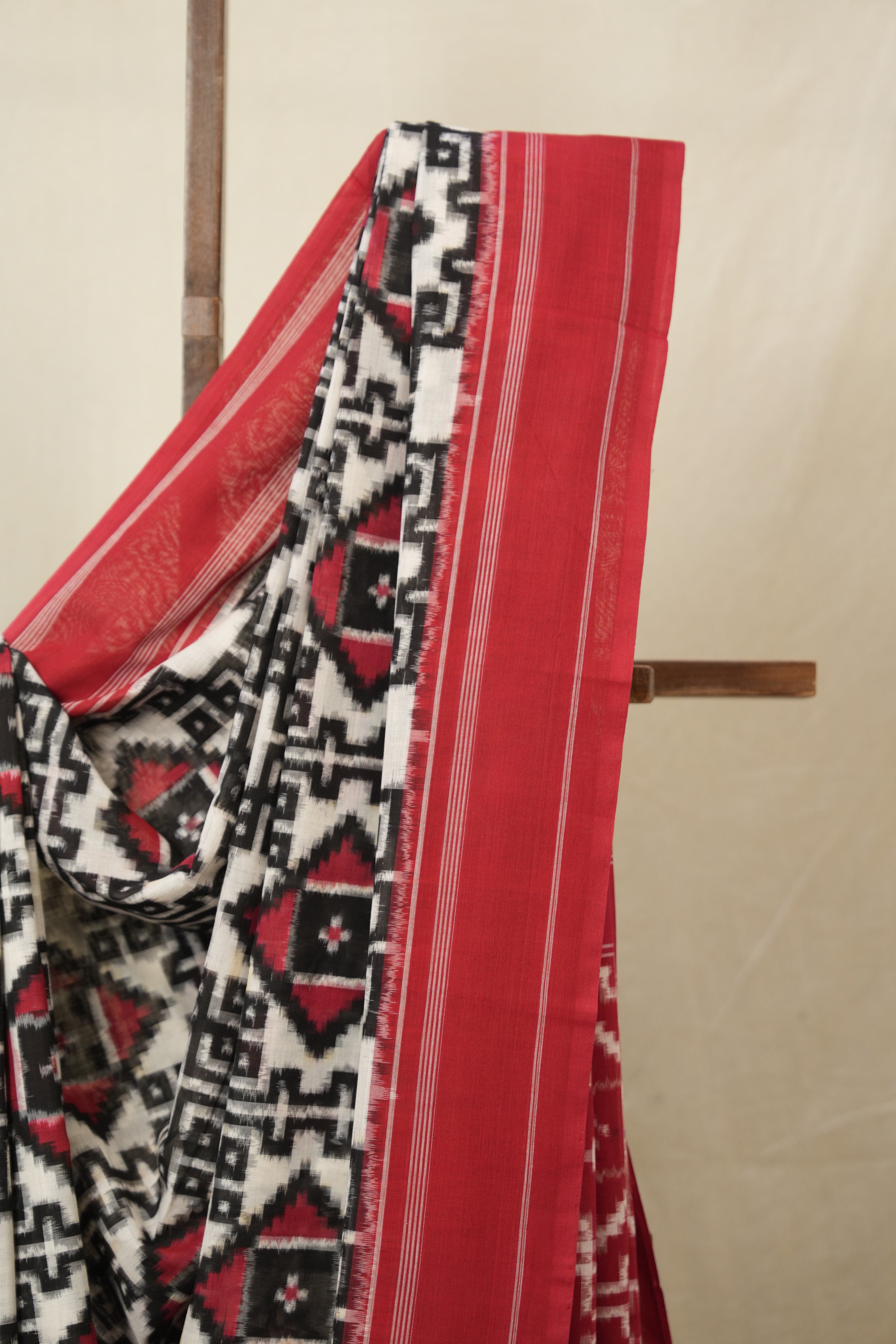 White Pochampalli Cotton Ikat Saree - SRWPCIS700