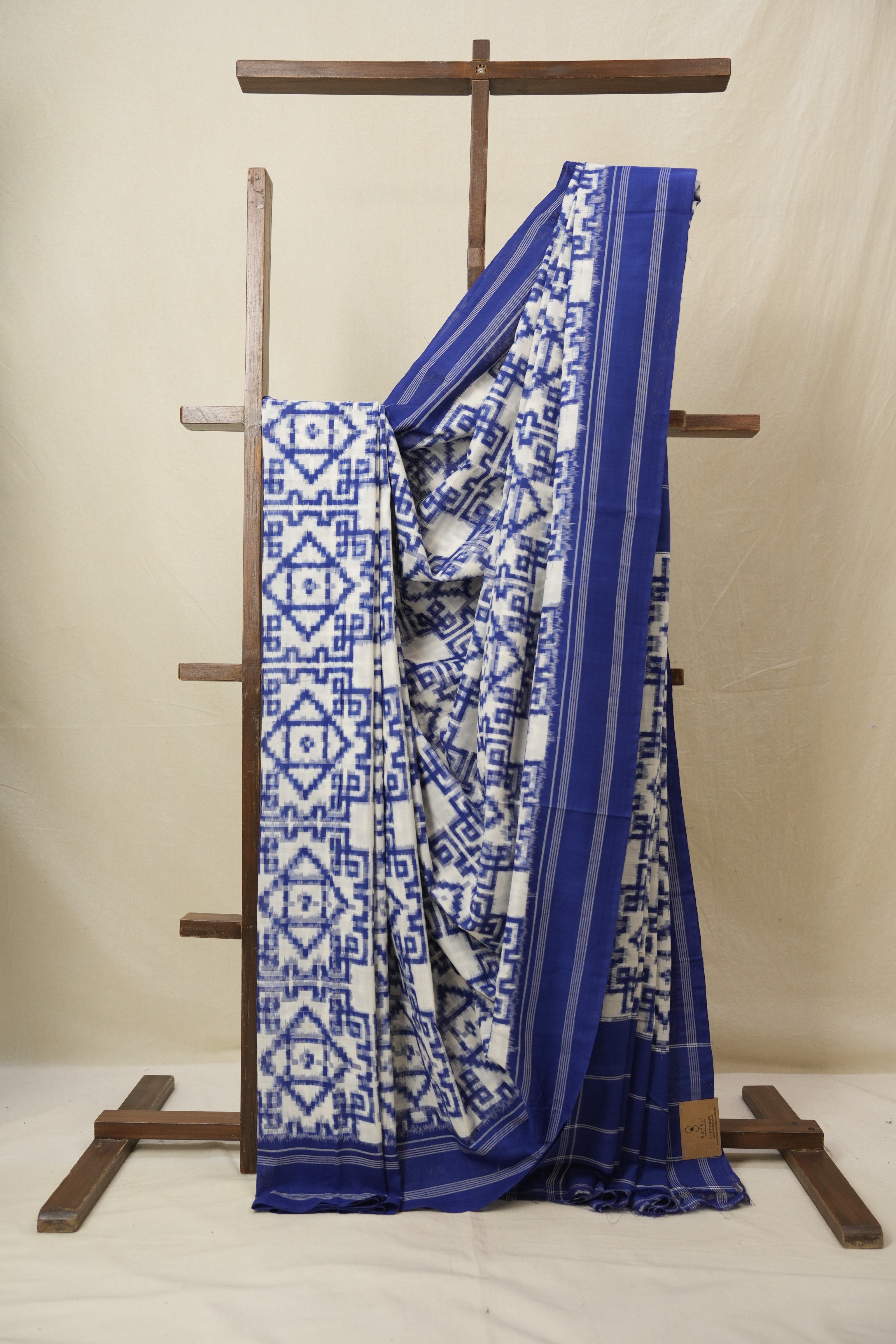 White Pochampalli Cotton Ikat Saree - SRWPCIS696
