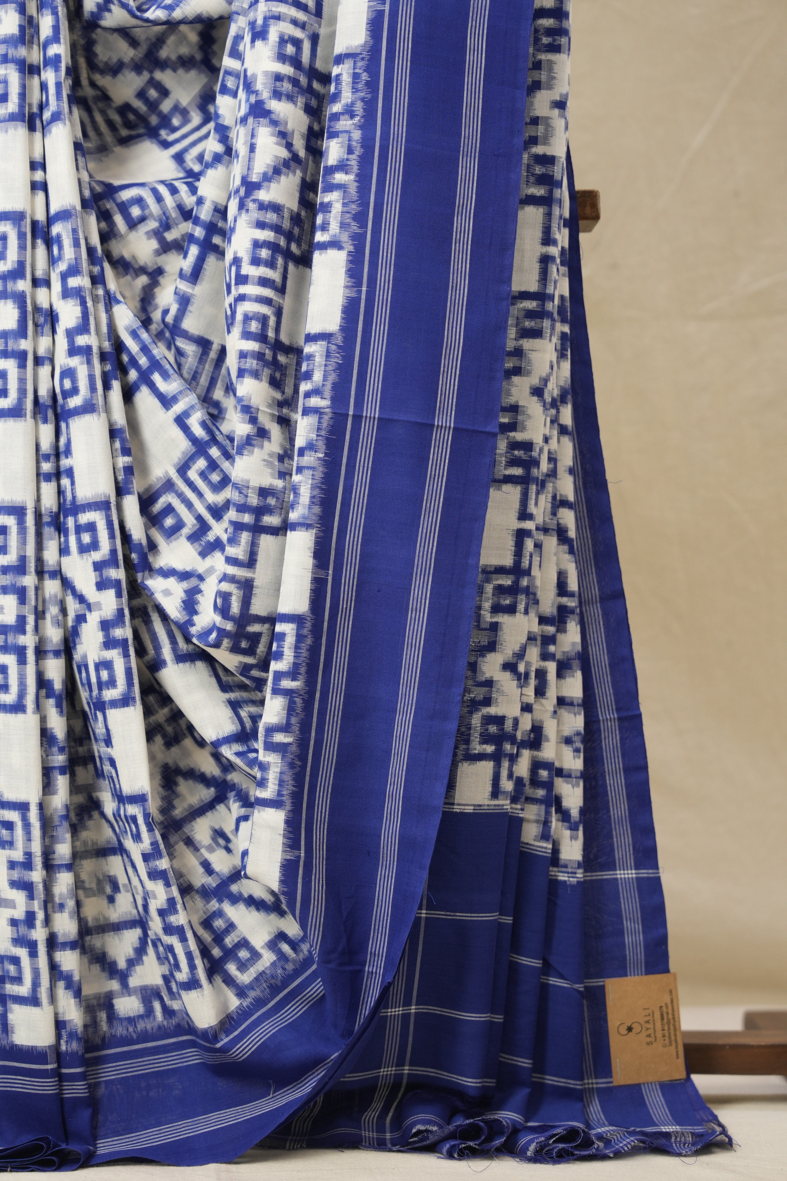 White Pochampalli Cotton Ikat Saree - SRWPCIS696