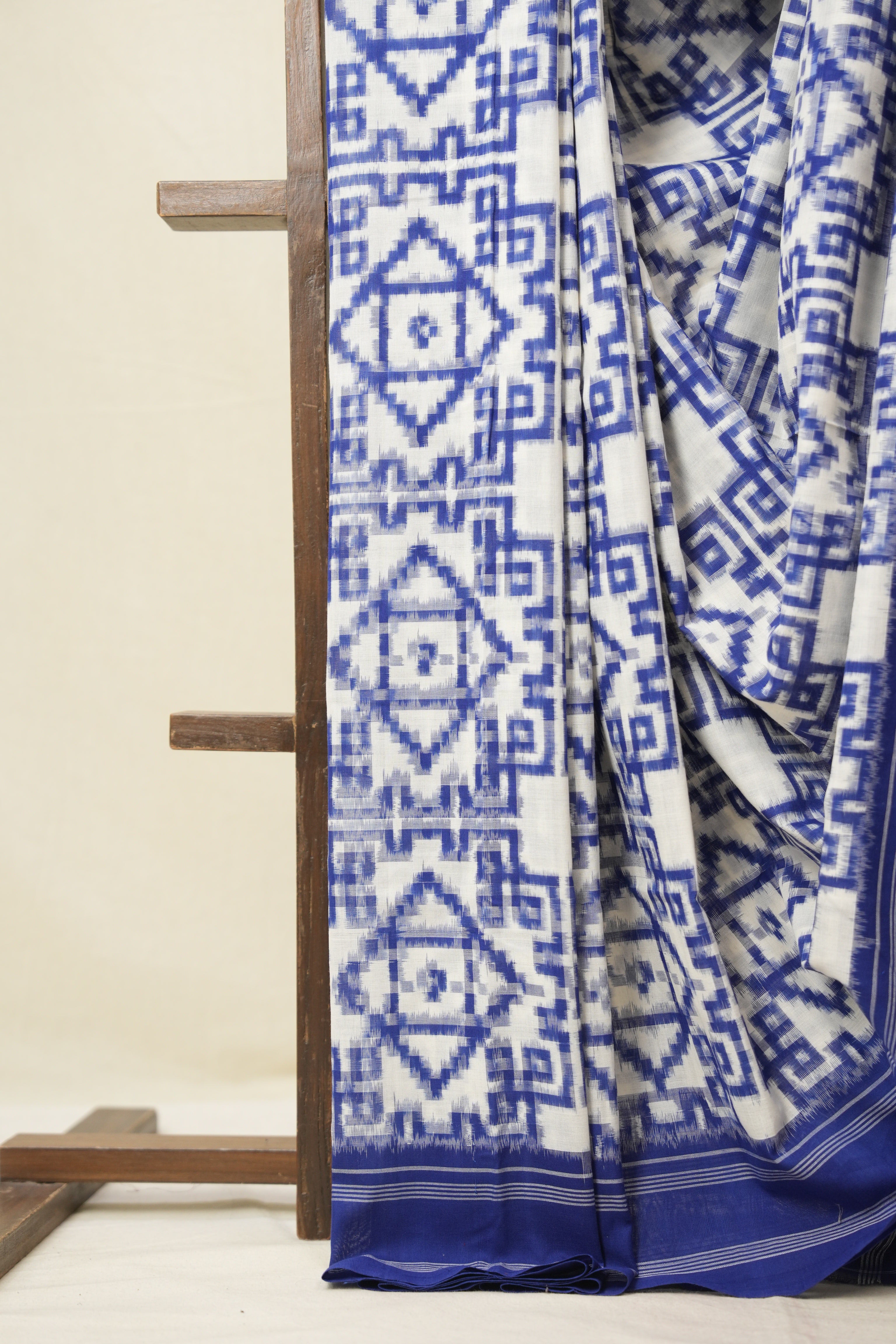 White Pochampalli Cotton Ikat Saree - SRWPCIS696