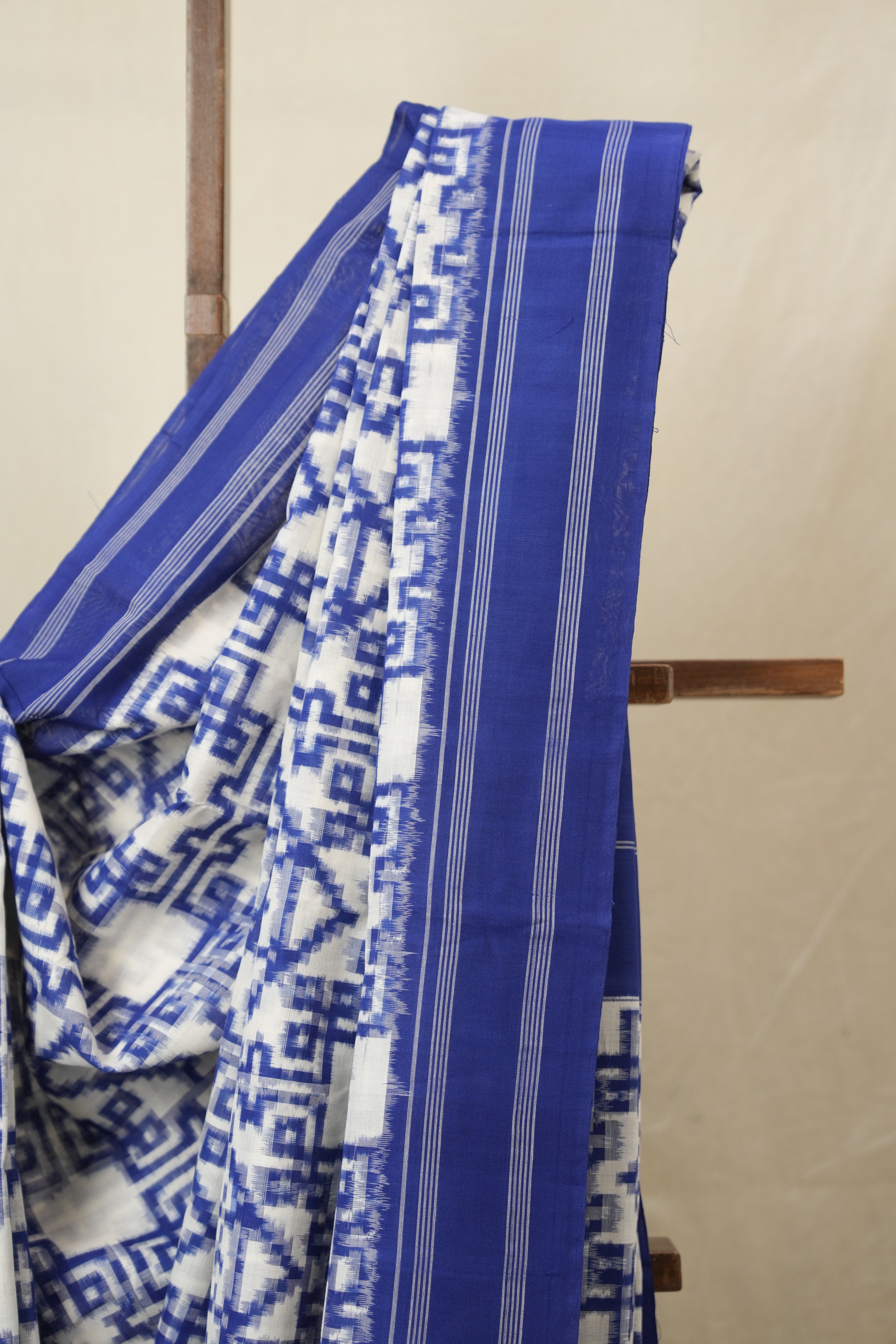 White Pochampalli Cotton Ikat Saree - SRWPCIS696