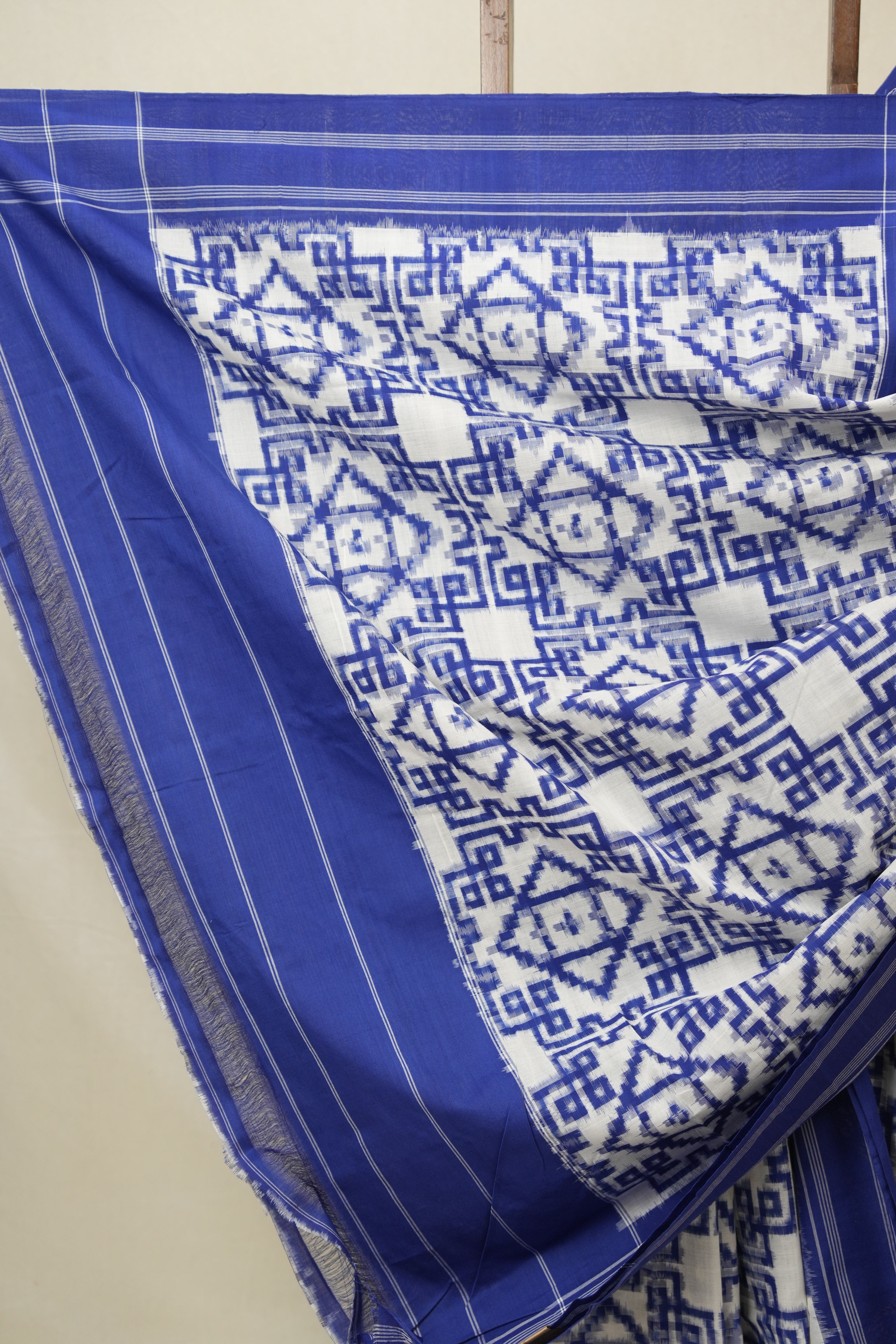 White Pochampalli Cotton Ikat Saree - SRWPCIS696