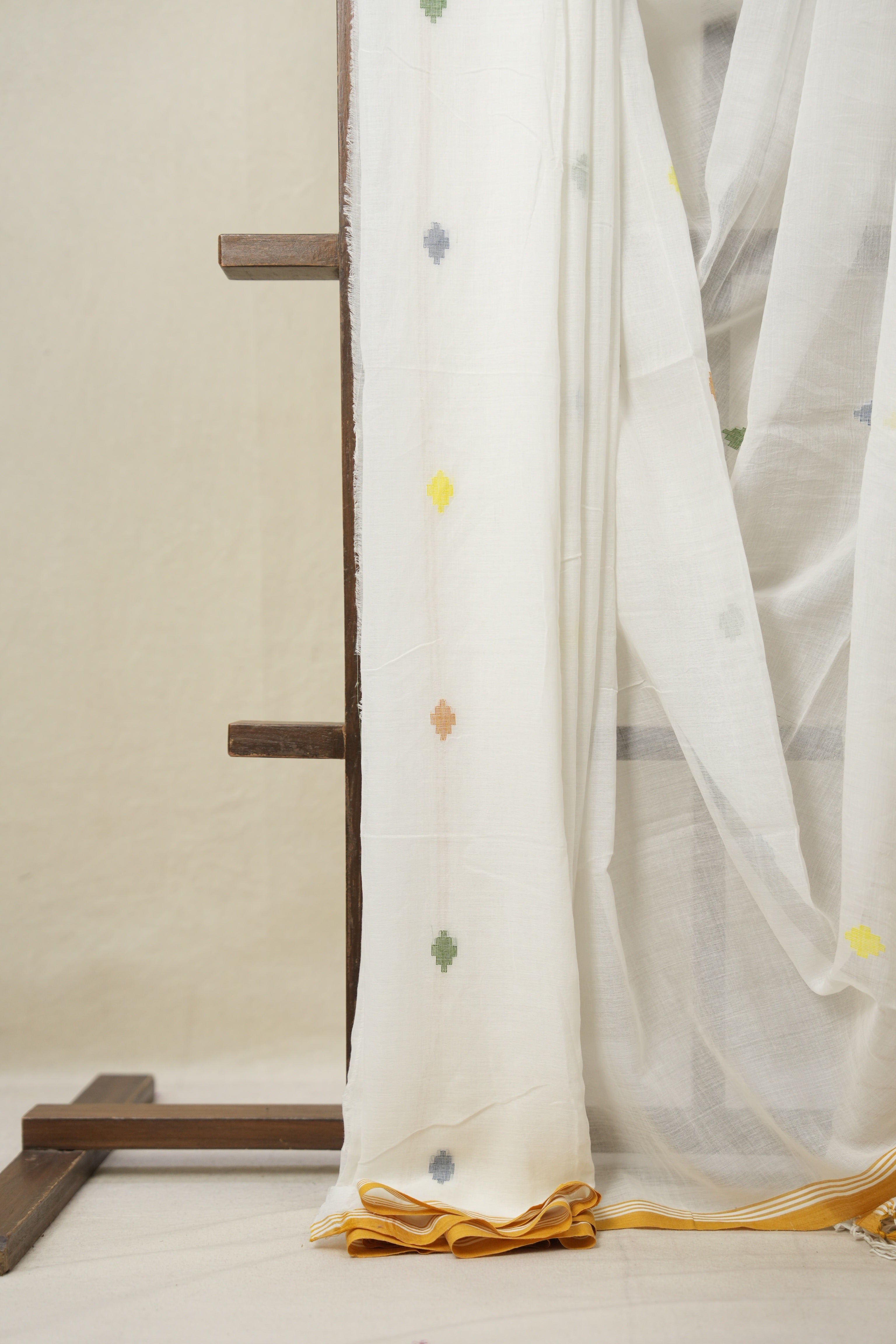 White Bengal Mul Cotton Saree - SRWBMCS023