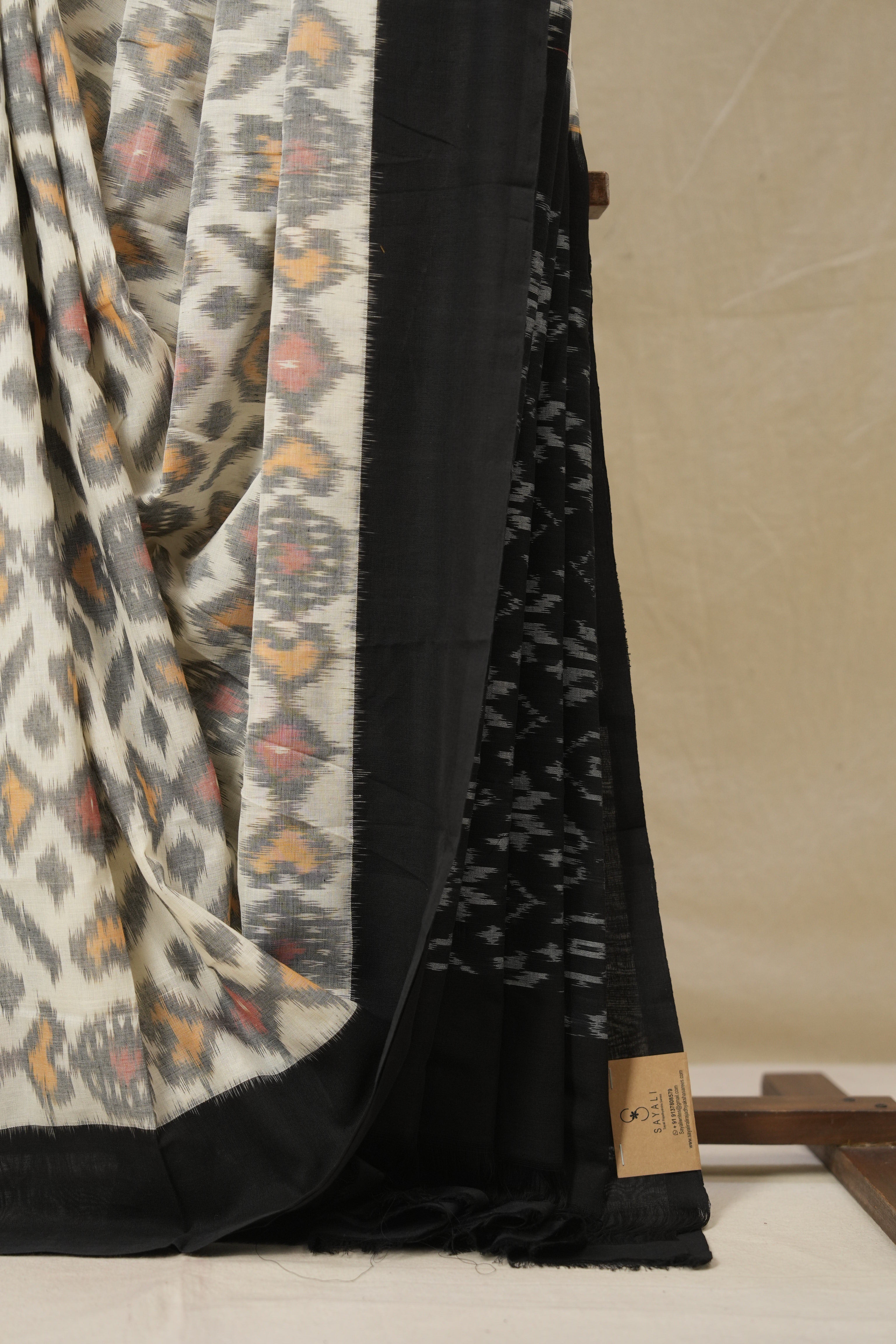 White Pochampalli Cotton Ikat Saree - SRWPCIS676
