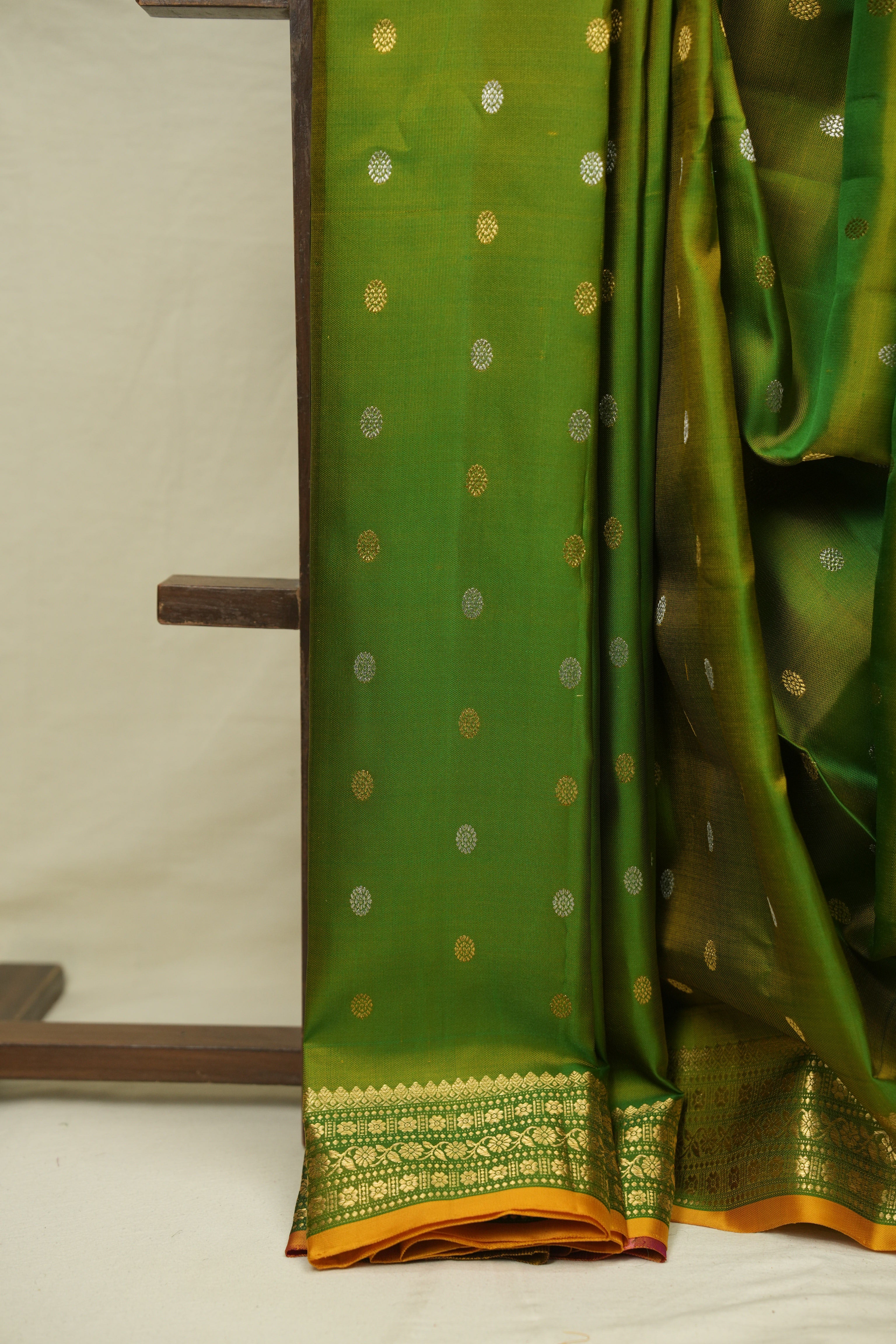 Dual Tone Green Gadwal Silk Saree - SRDTGGSS656