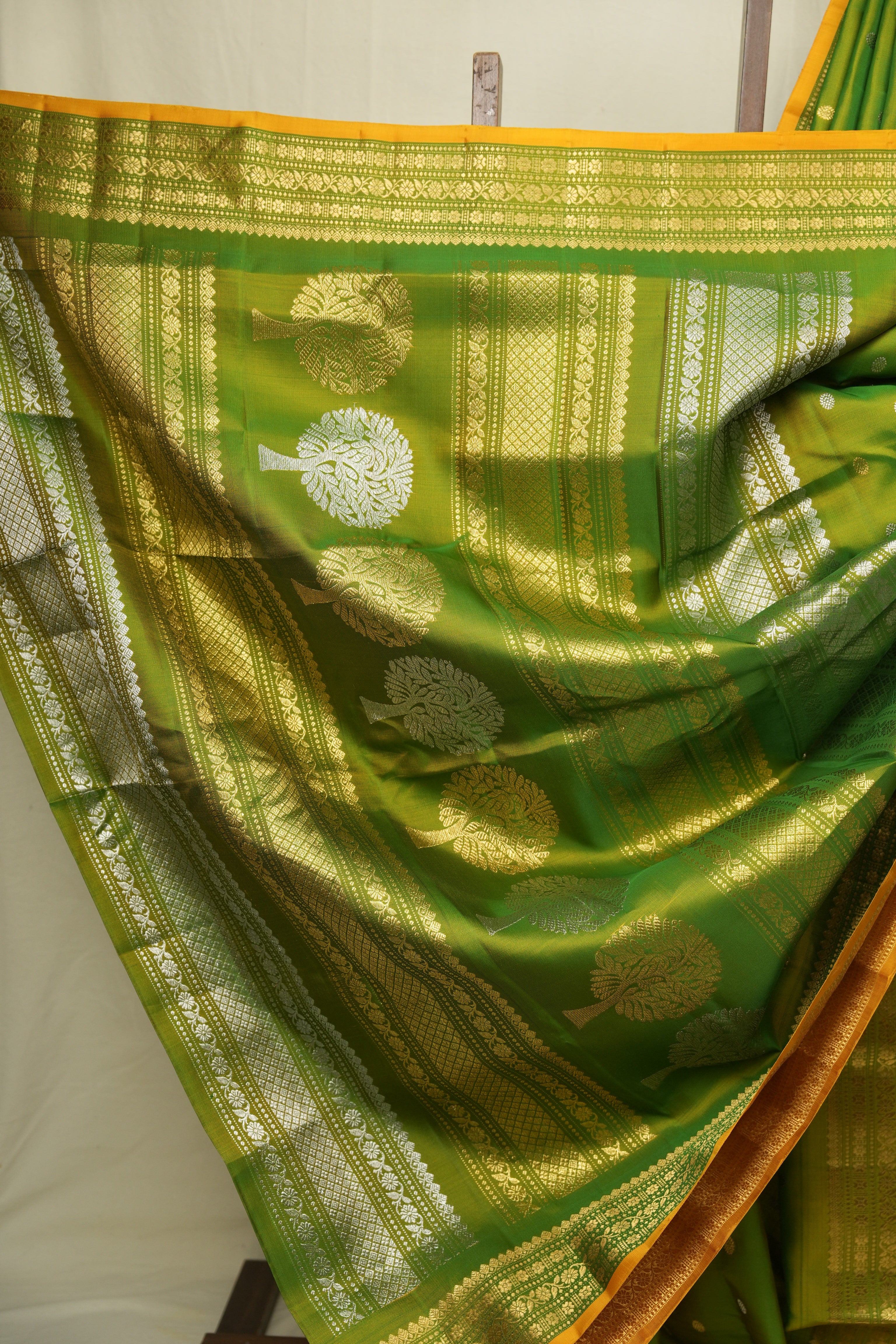 Dual Tone Green Gadwal Silk Saree - SRDTGGSS656