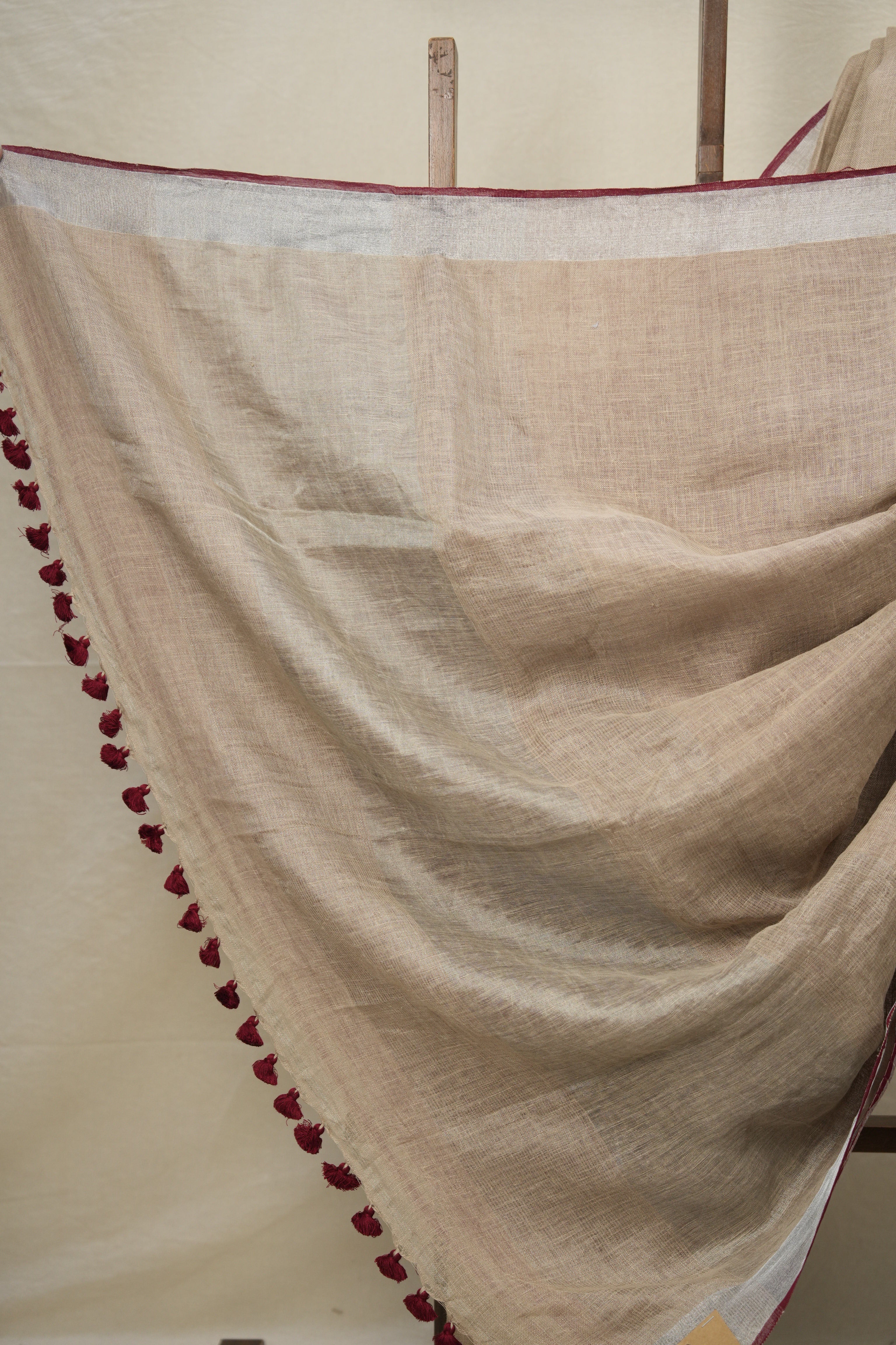 Wheat Gold Plain Linen Saree With Maroon Tassels - SRWGPLS515