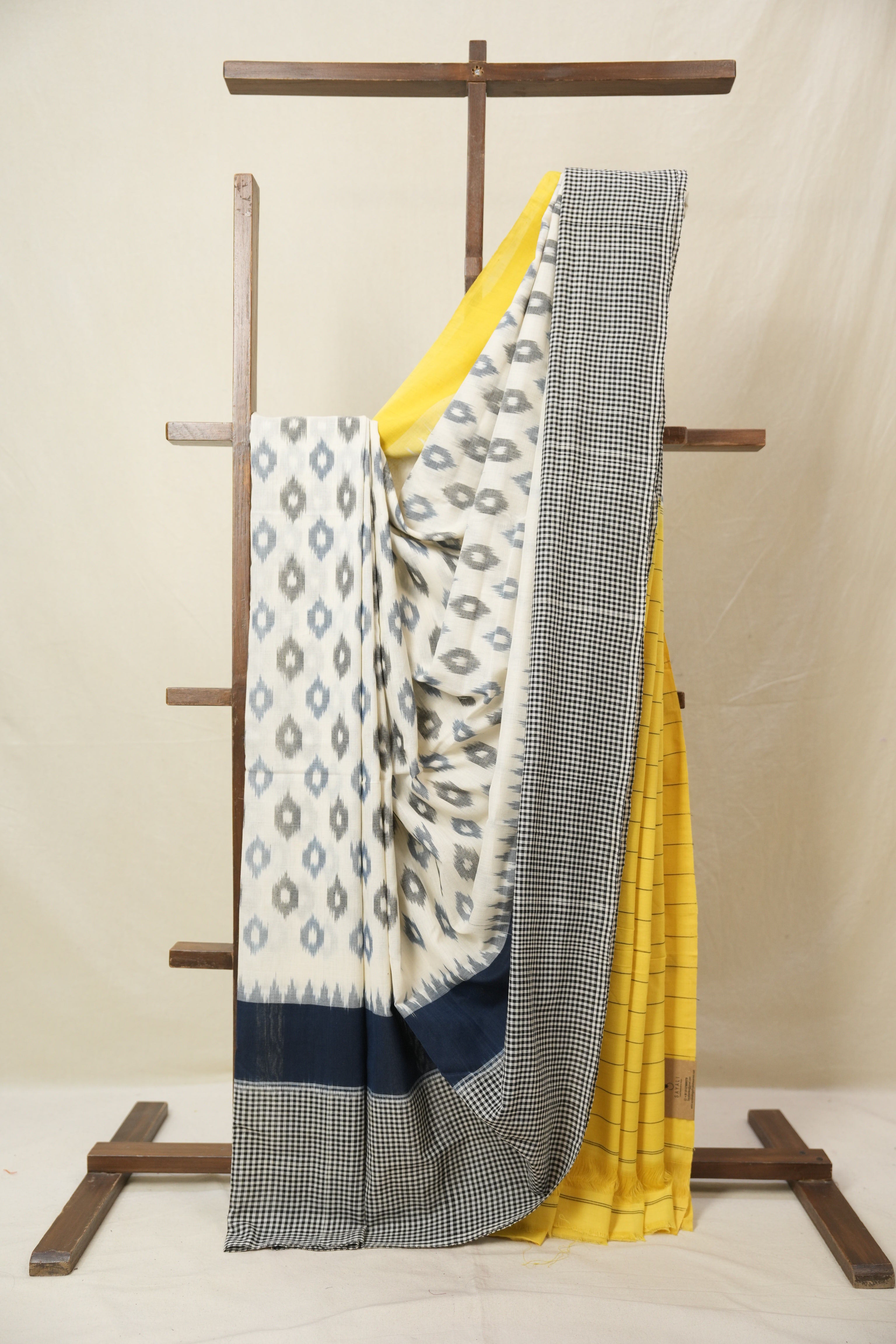 White  Pochampalli Cotton Ikat Saree - SRWPPCIS707