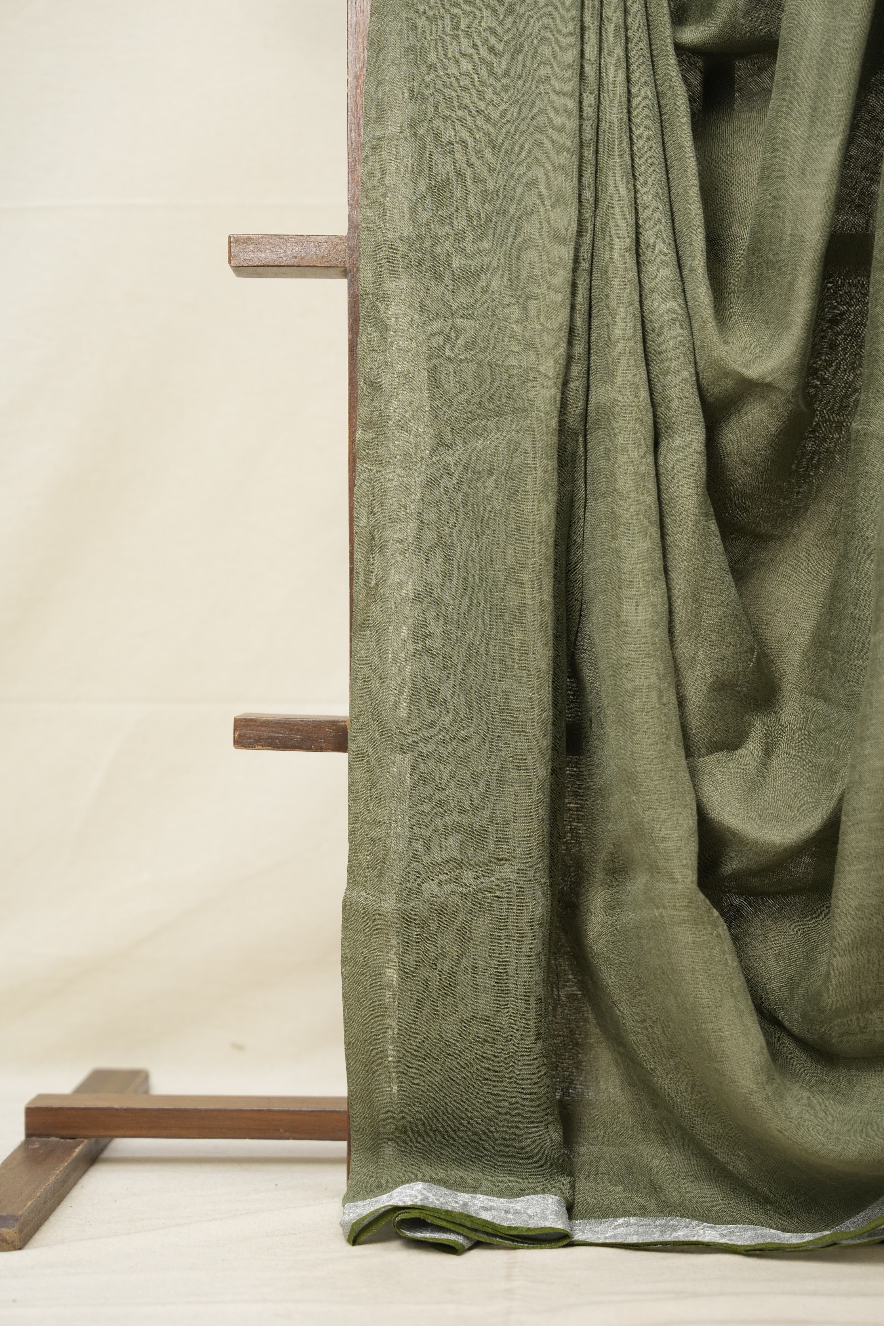Powder Green Plain Linen Saree With Green Tassels - SRPGPLS334