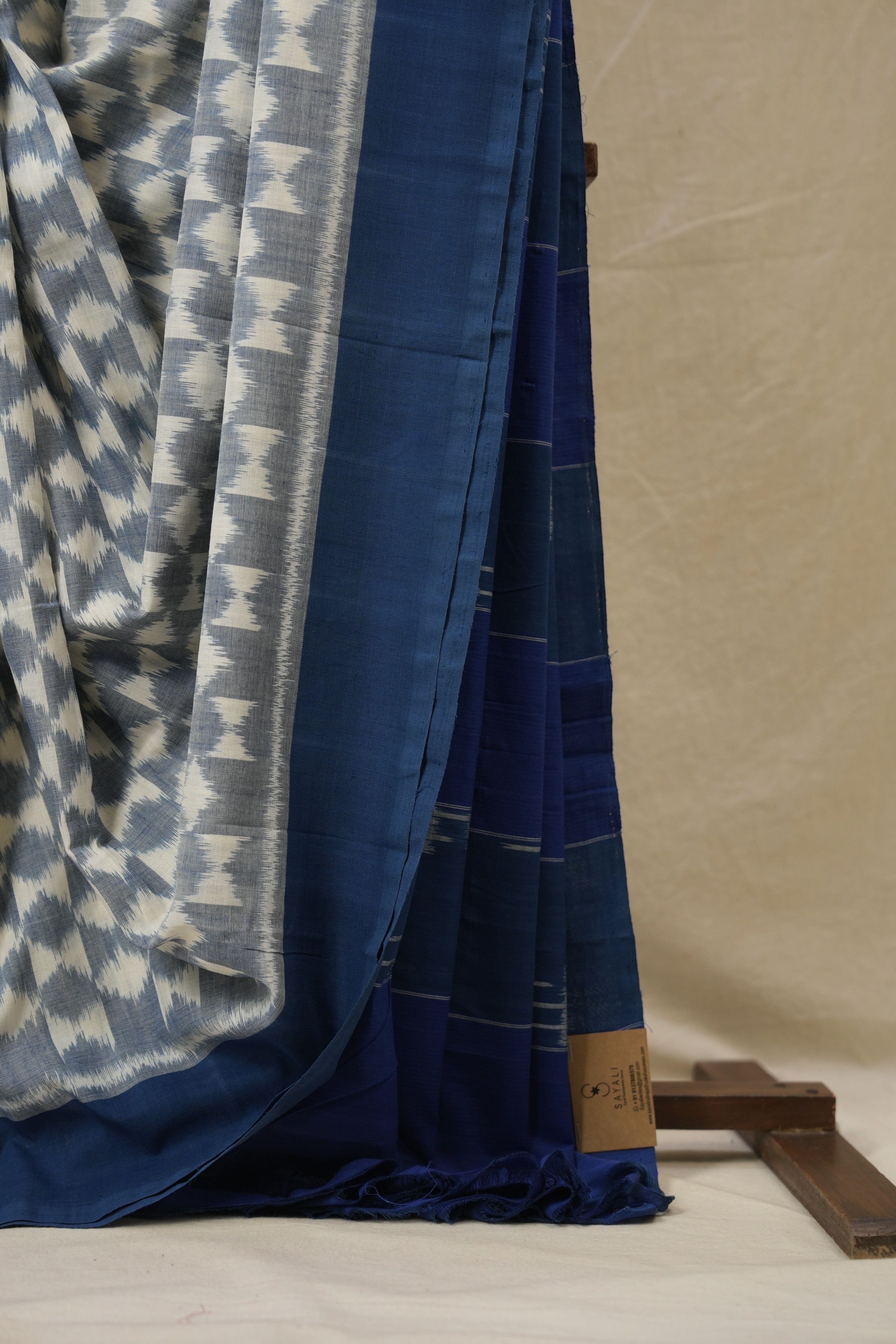 White - Teal Blue Pochampalli Cotton Ikat Saree - SRWTBPCIS669