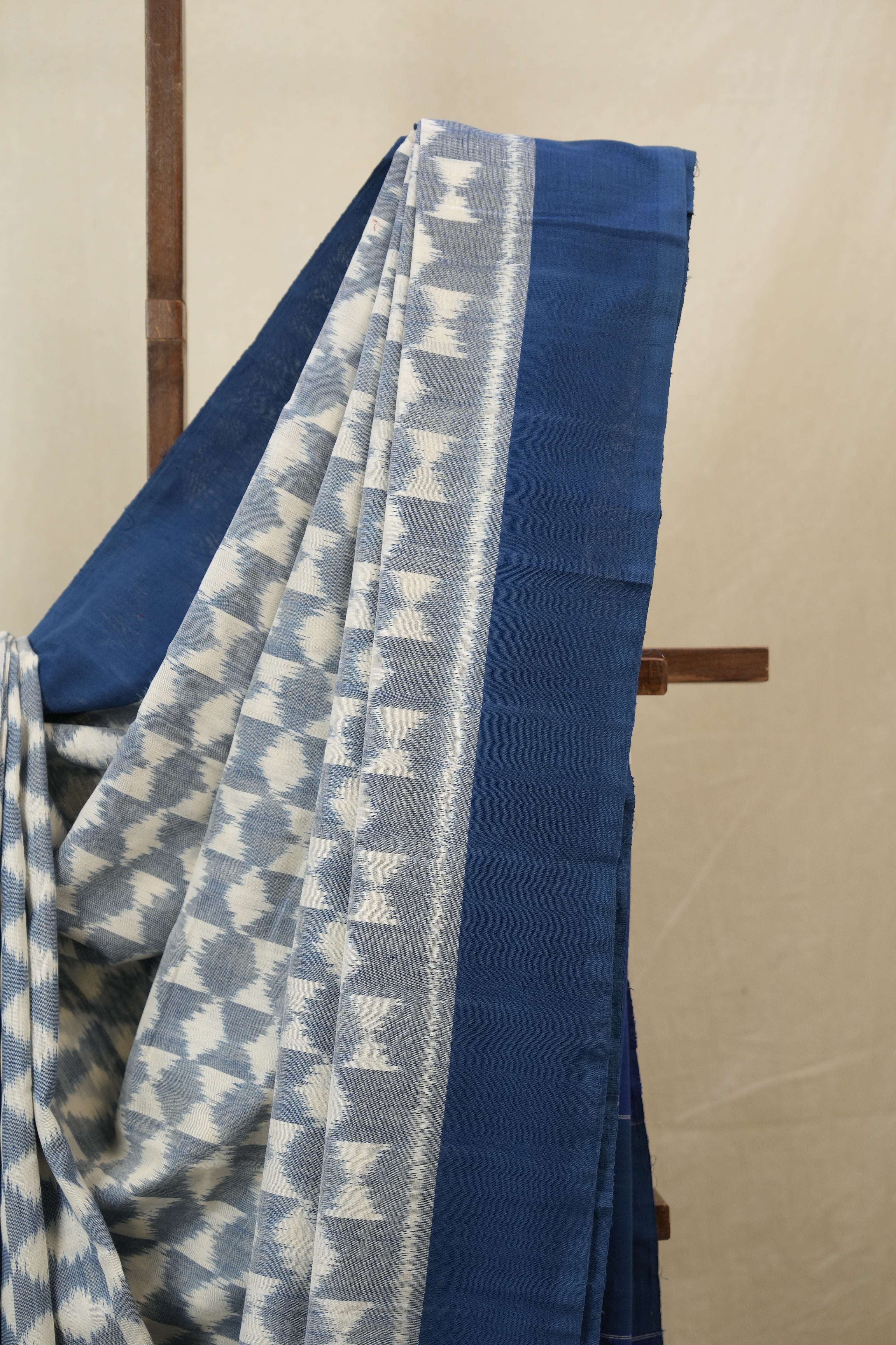 White - Teal Blue Pochampalli Cotton Ikat Saree - SRWTBPCIS669