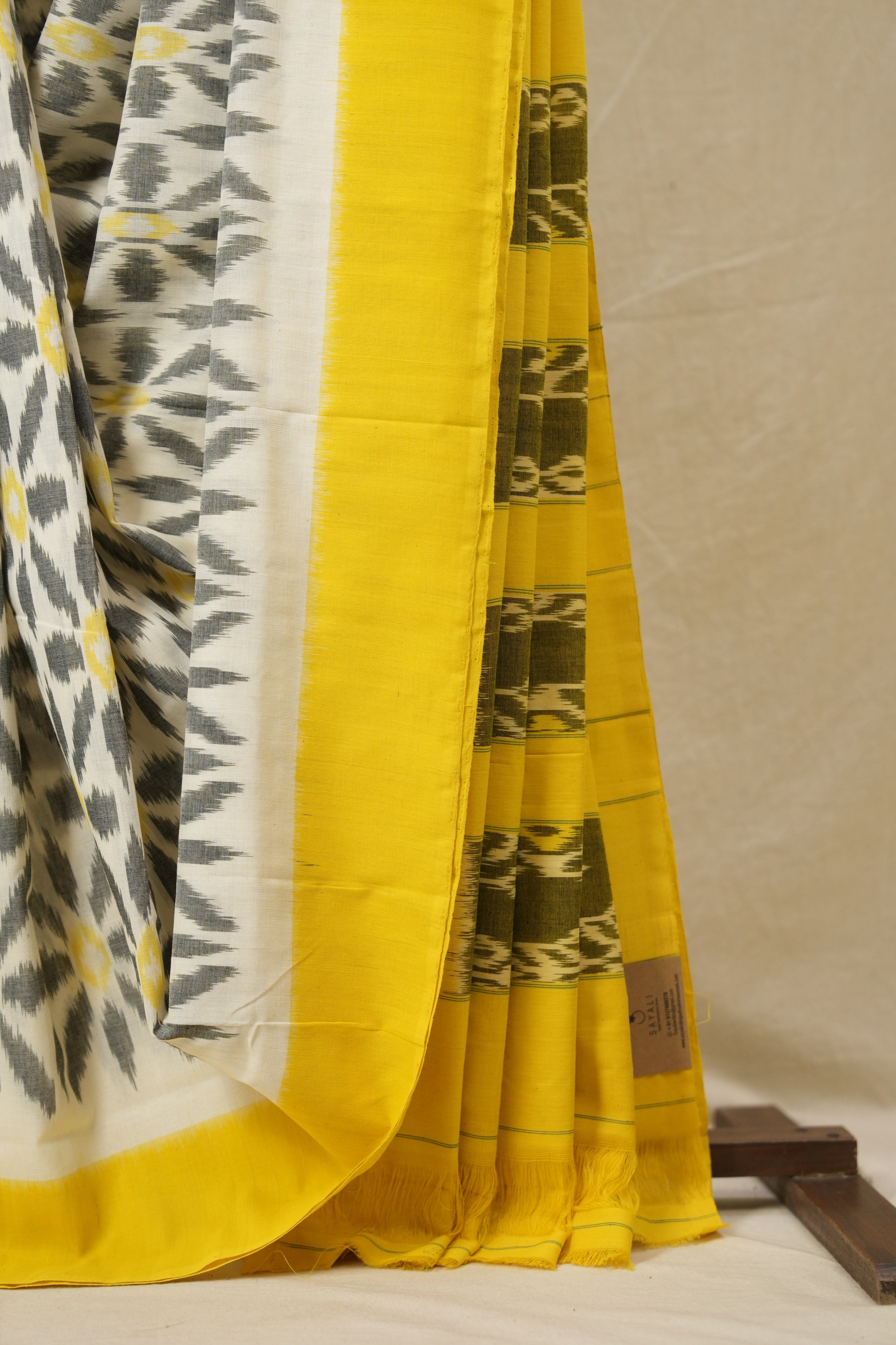 White Pochampalli Cotton Ikat Saree - SRWPCIS674