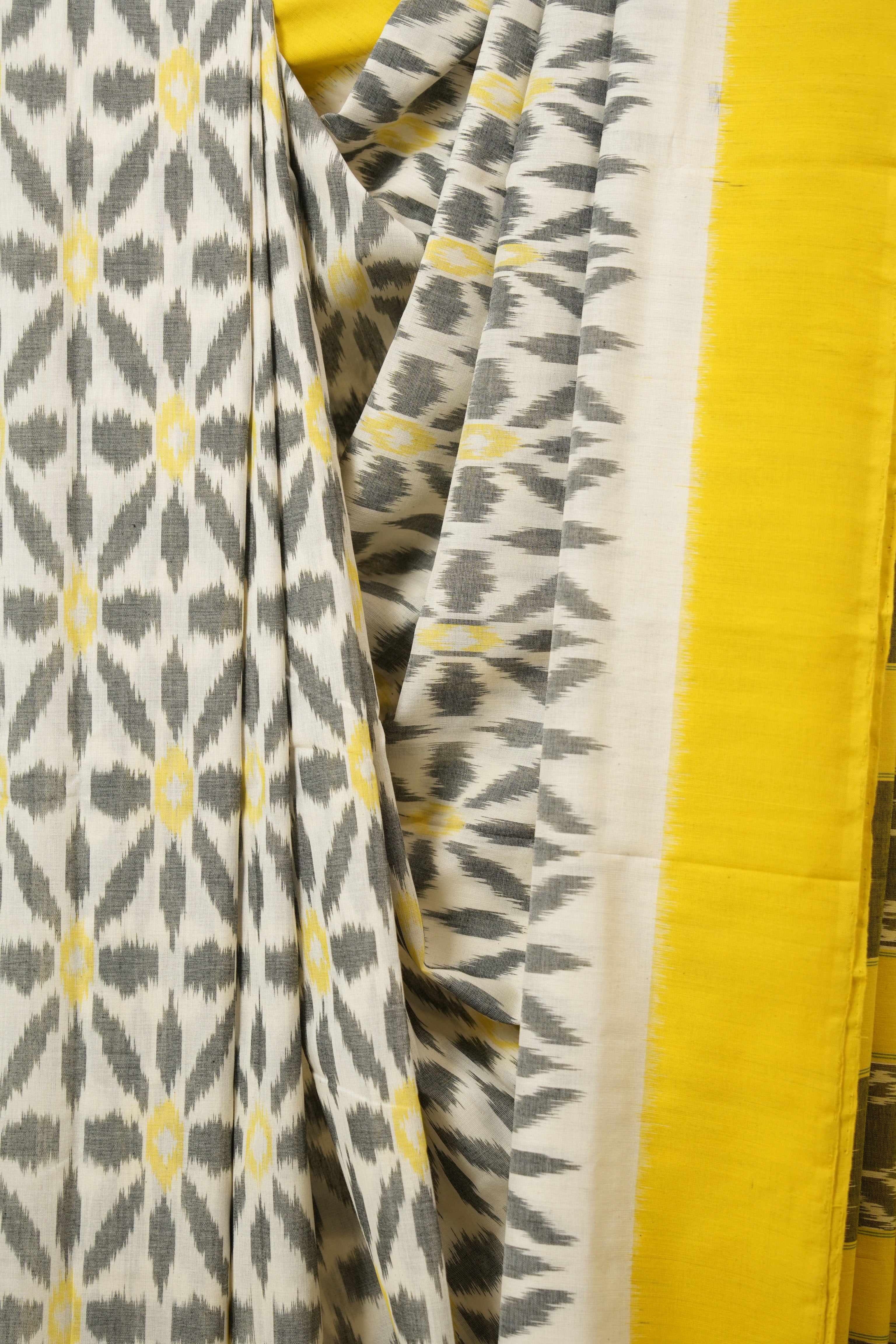 White Pochampalli Cotton Ikat Saree - SRWPCIS674