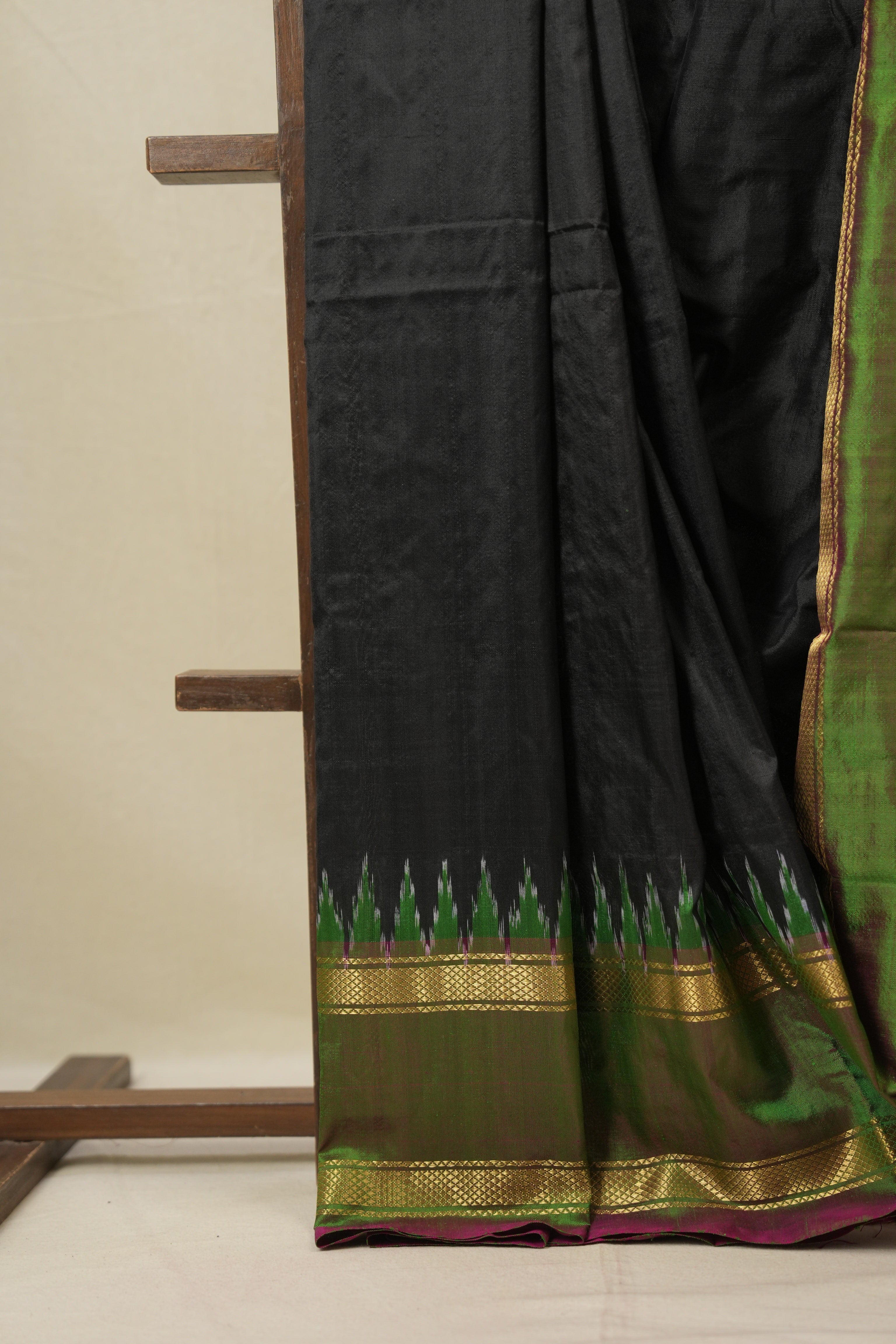 Black Pochampalli Silk Ikat Saree - SRBPSIS303