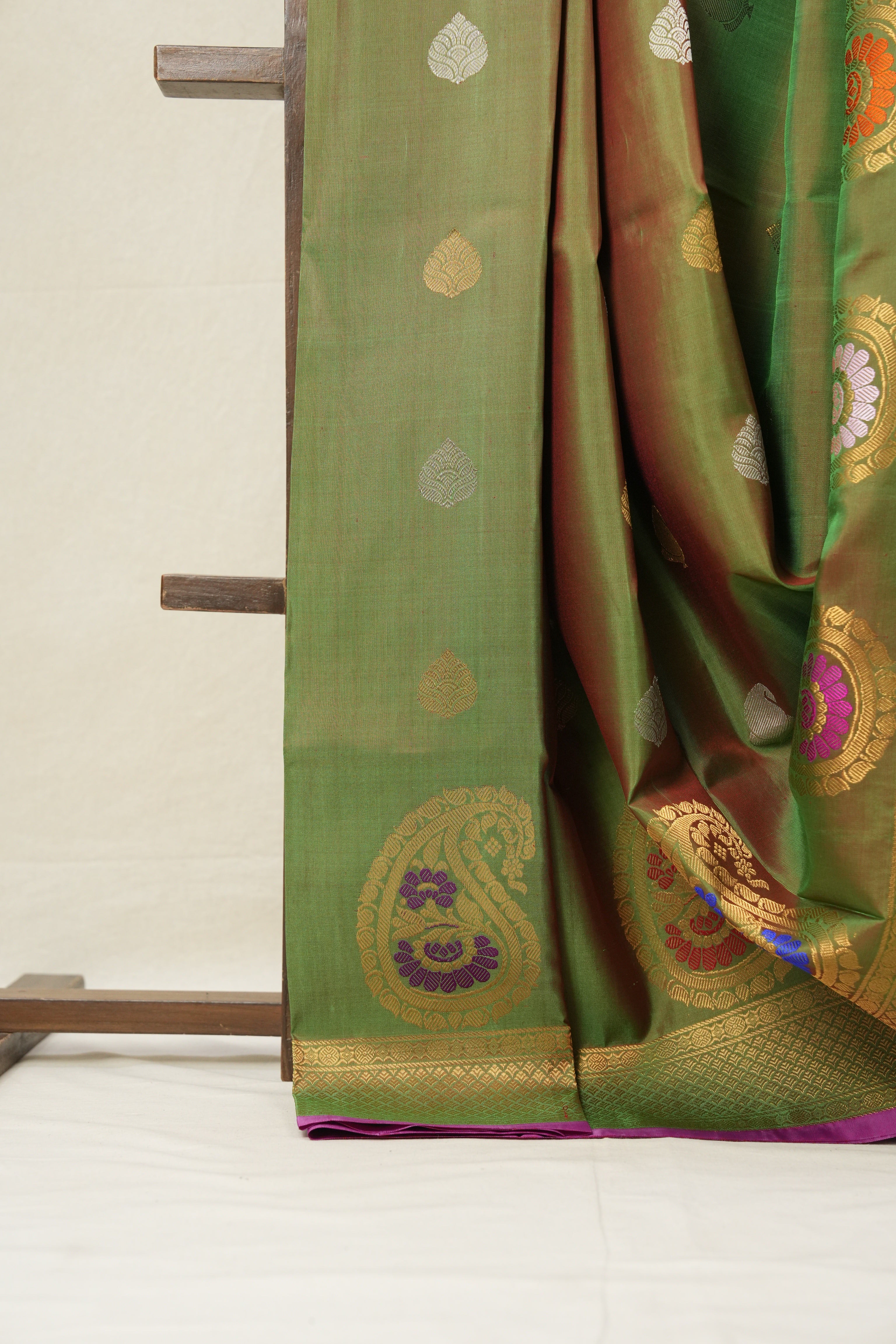 Green Gadwal Silk Saree - SRGGSS326
