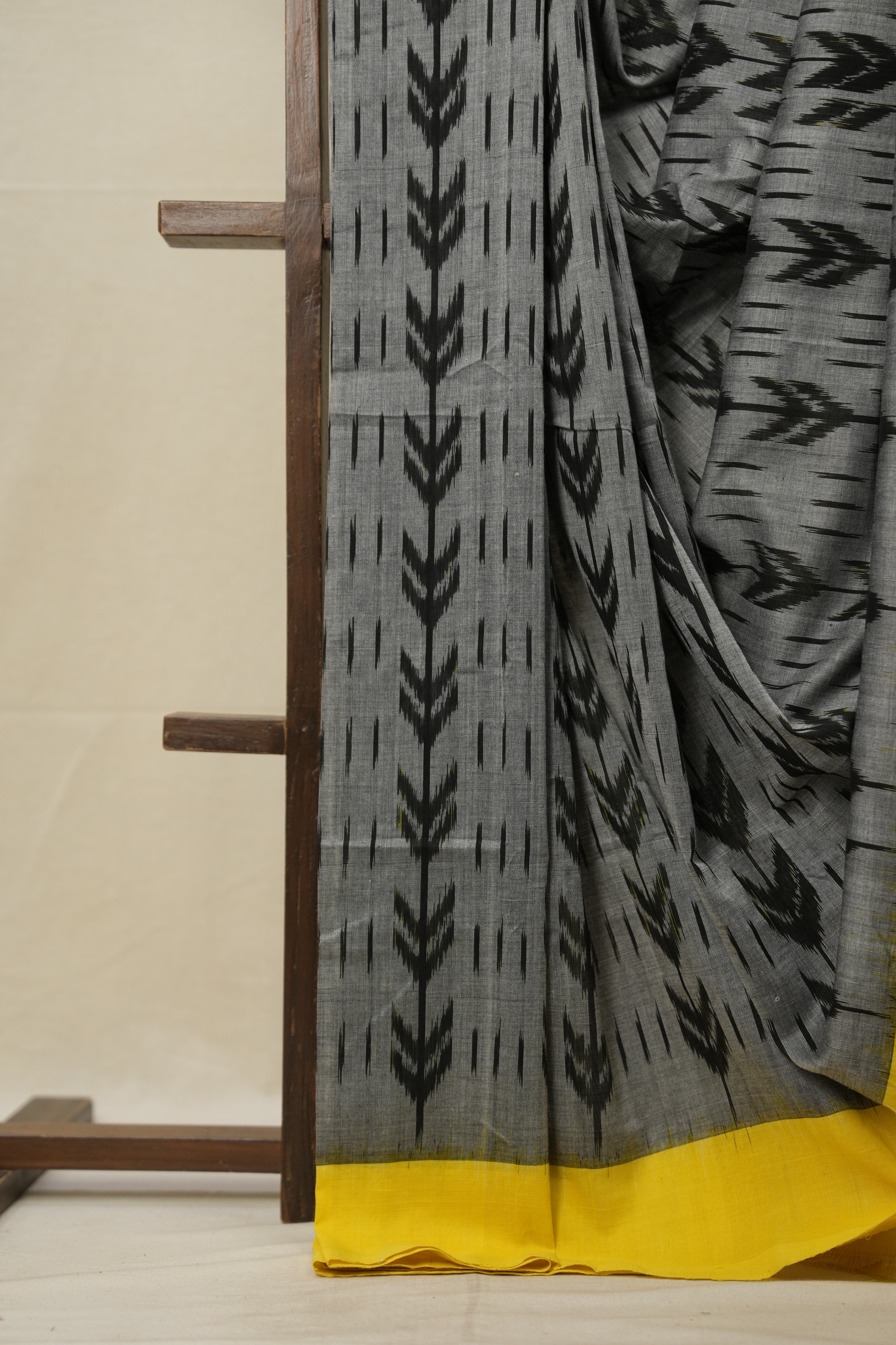 Grey -Yellow  Pochampalli Cotton Ikat Saree - SRGYPCIS593