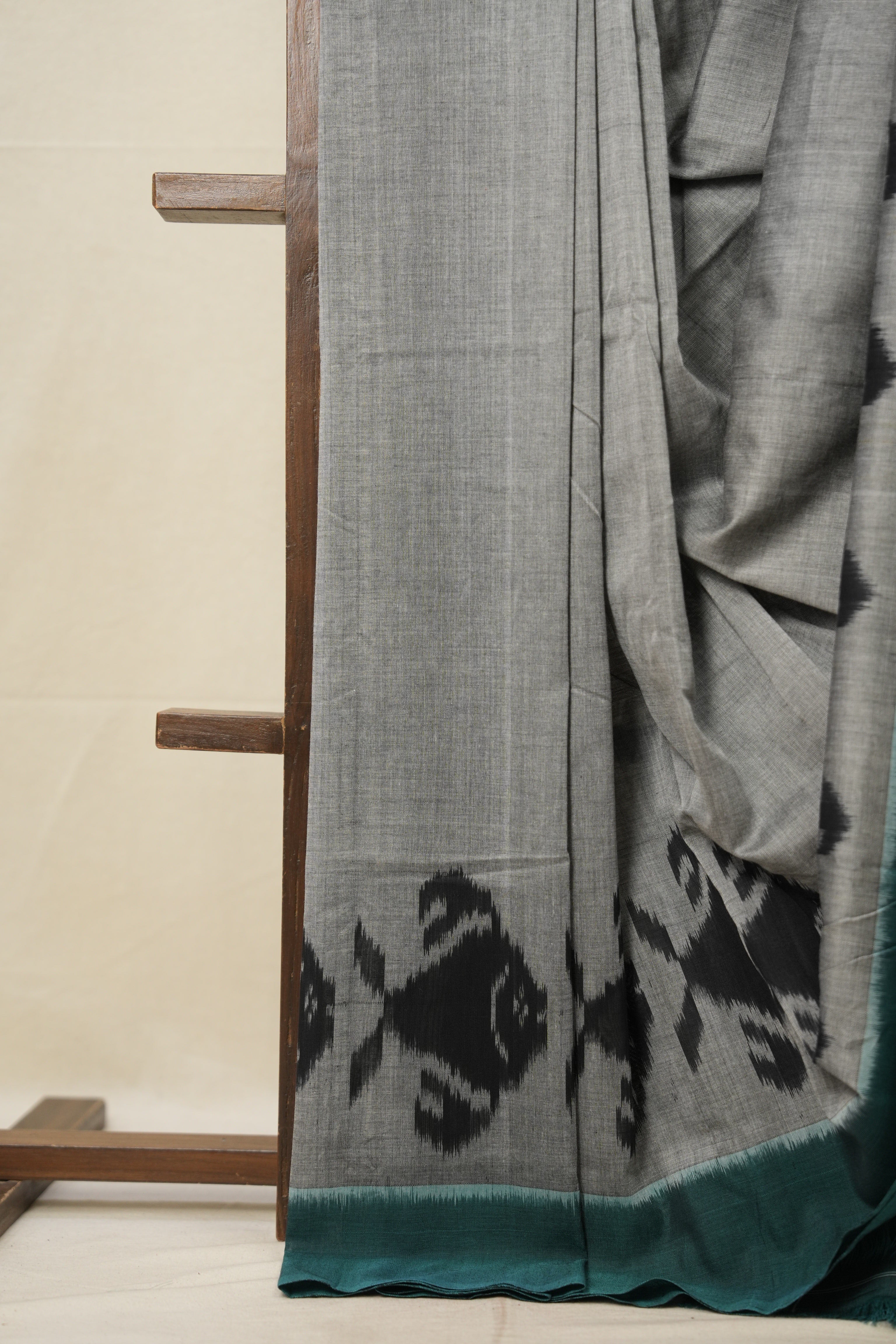 Grey-Black Pochampalli Cotton Ikat Saree - SRGBPCIS611