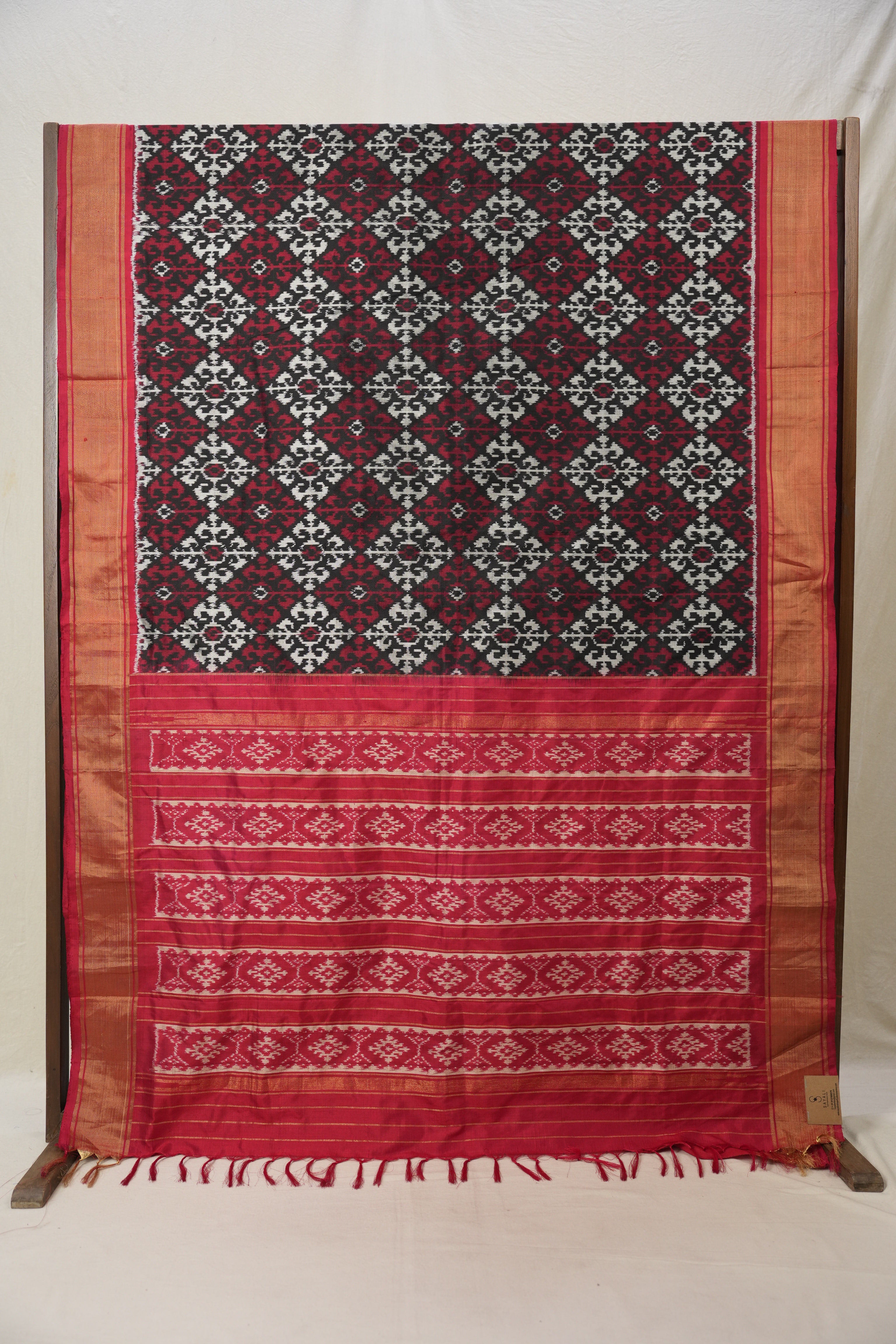 Red Grey Pochampalli Silk Ikat Saree - SRRGPSIS267