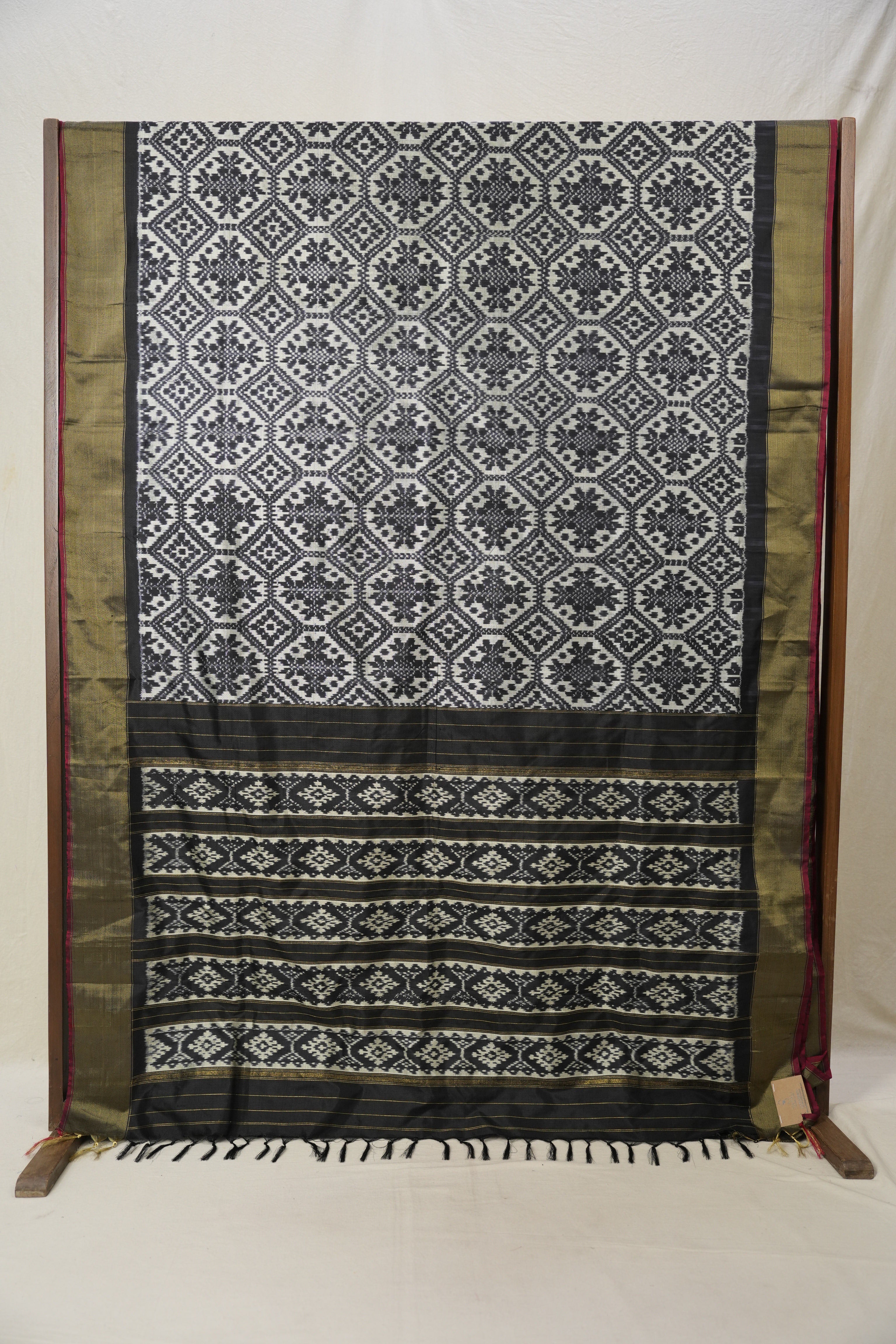 Silver Black Pochampalli Silk Ikat Saree - SRSBPSIS278