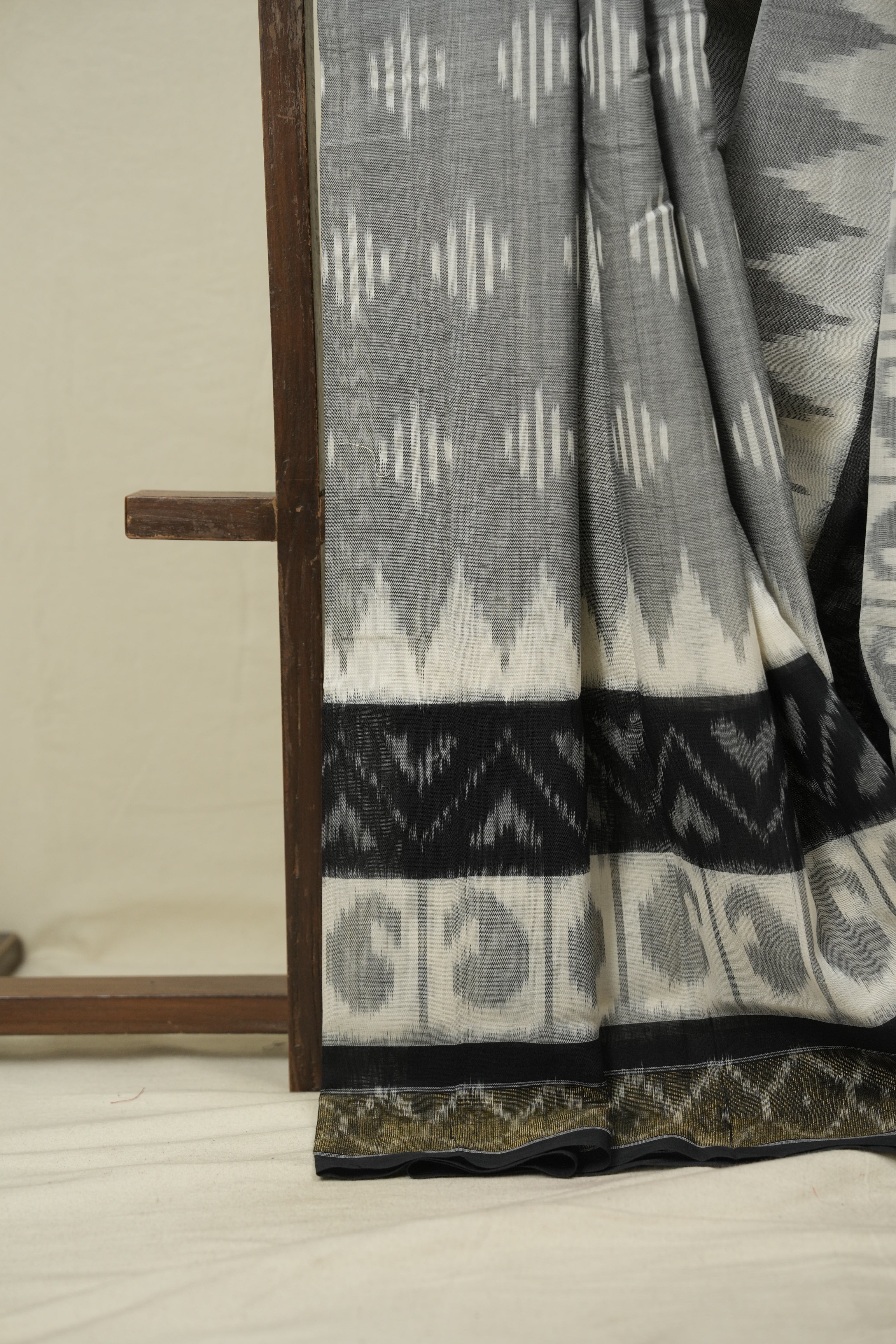 Grey Pochampalli Cotton Ikat Saree - SRGPCIS733