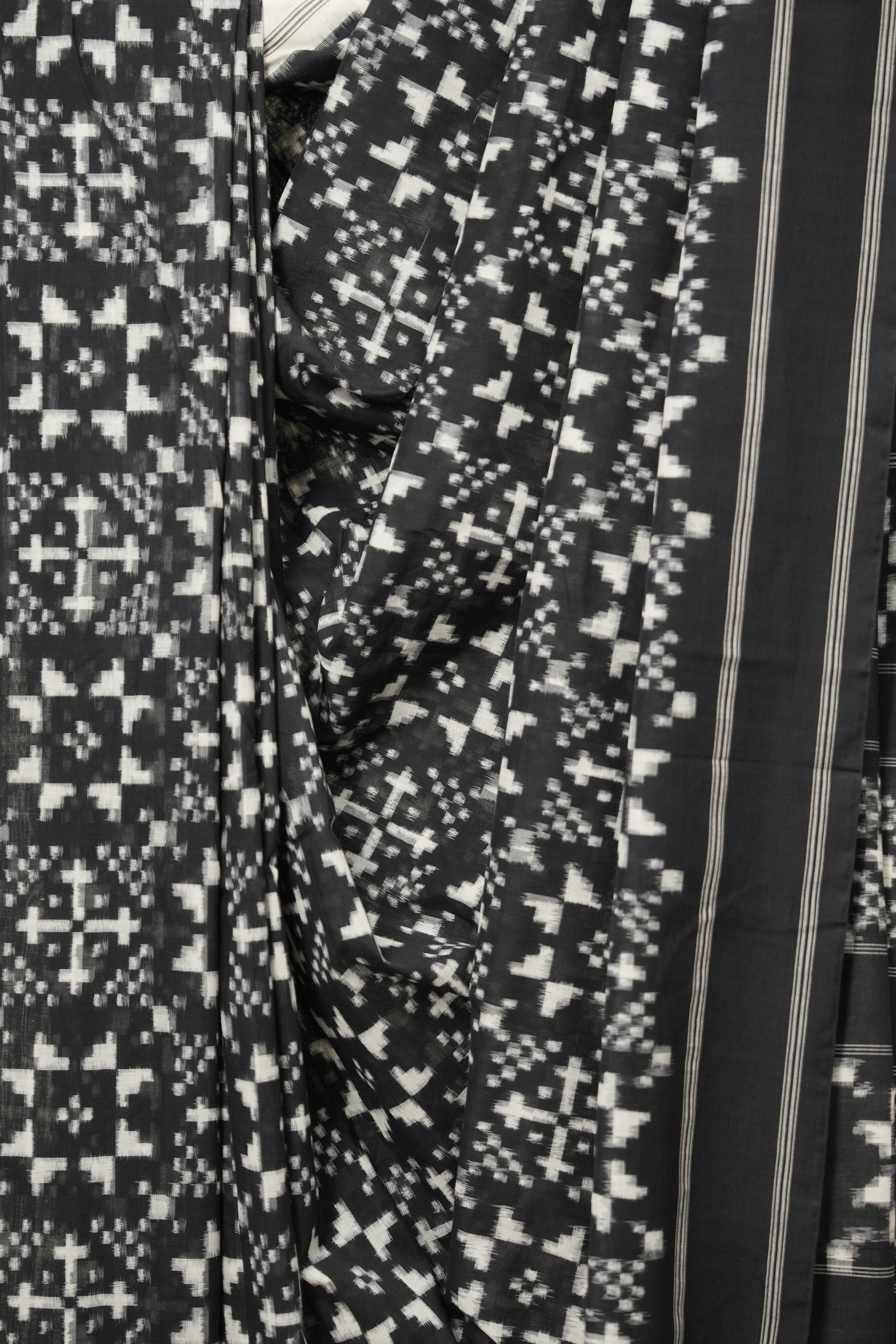 Black Pochampalli Cotton Ikat Saree - SRBPCIS560