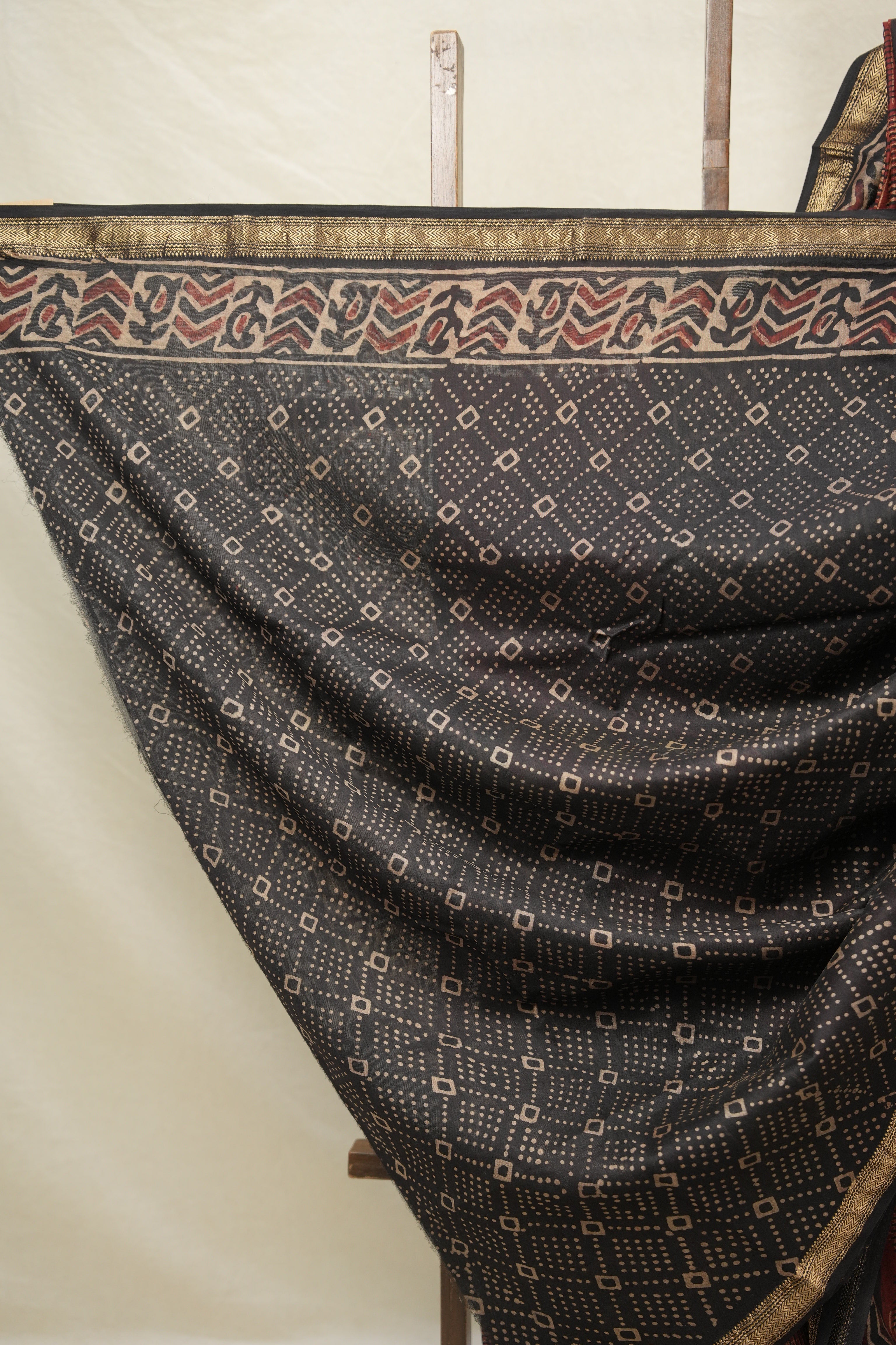 Maroon-Black HBP Cotton Silk Saree With Maheshwari Border - SRMBCSS1410