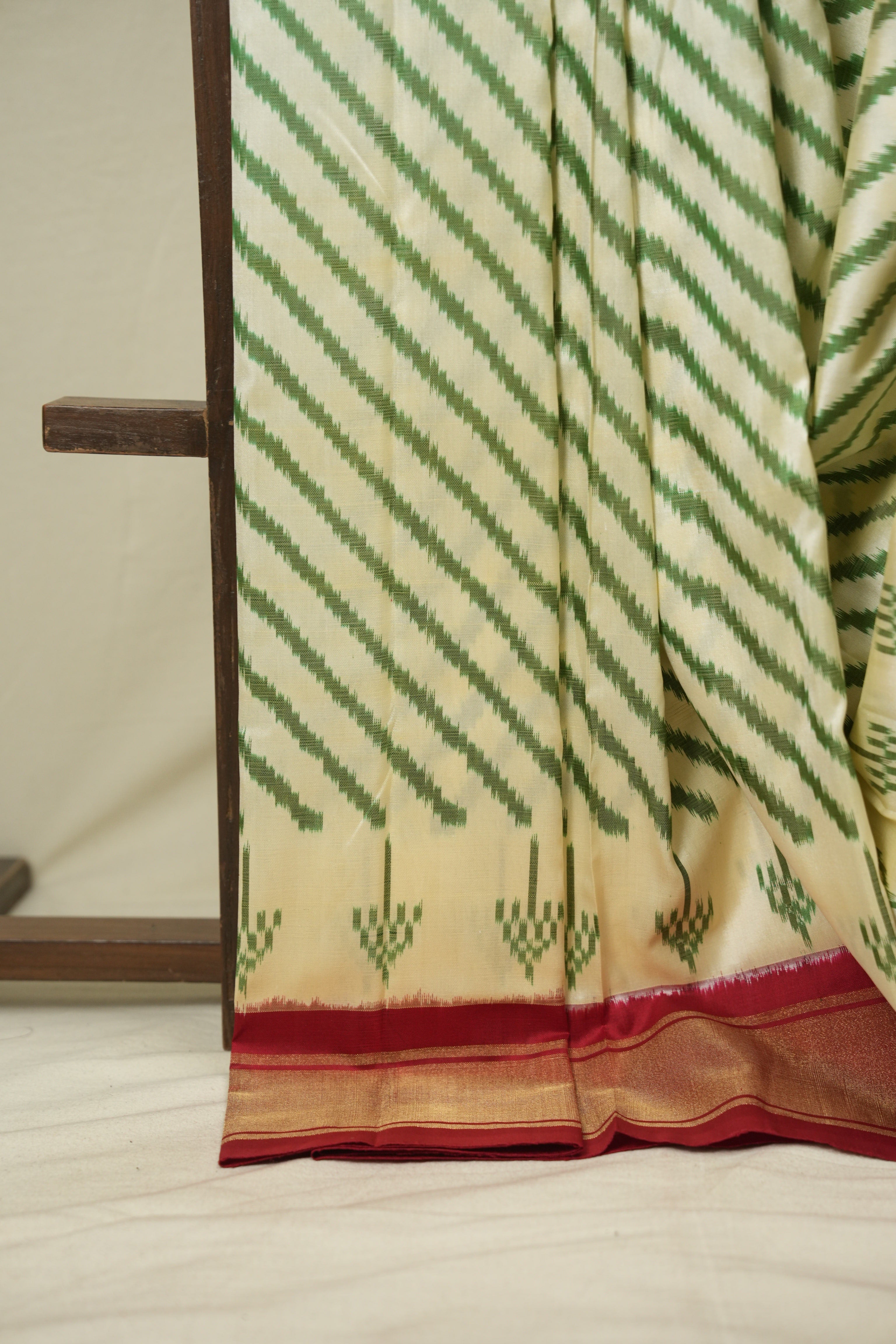 Cream Pochampalli Silk Ikat Saree - SRCPSIS325