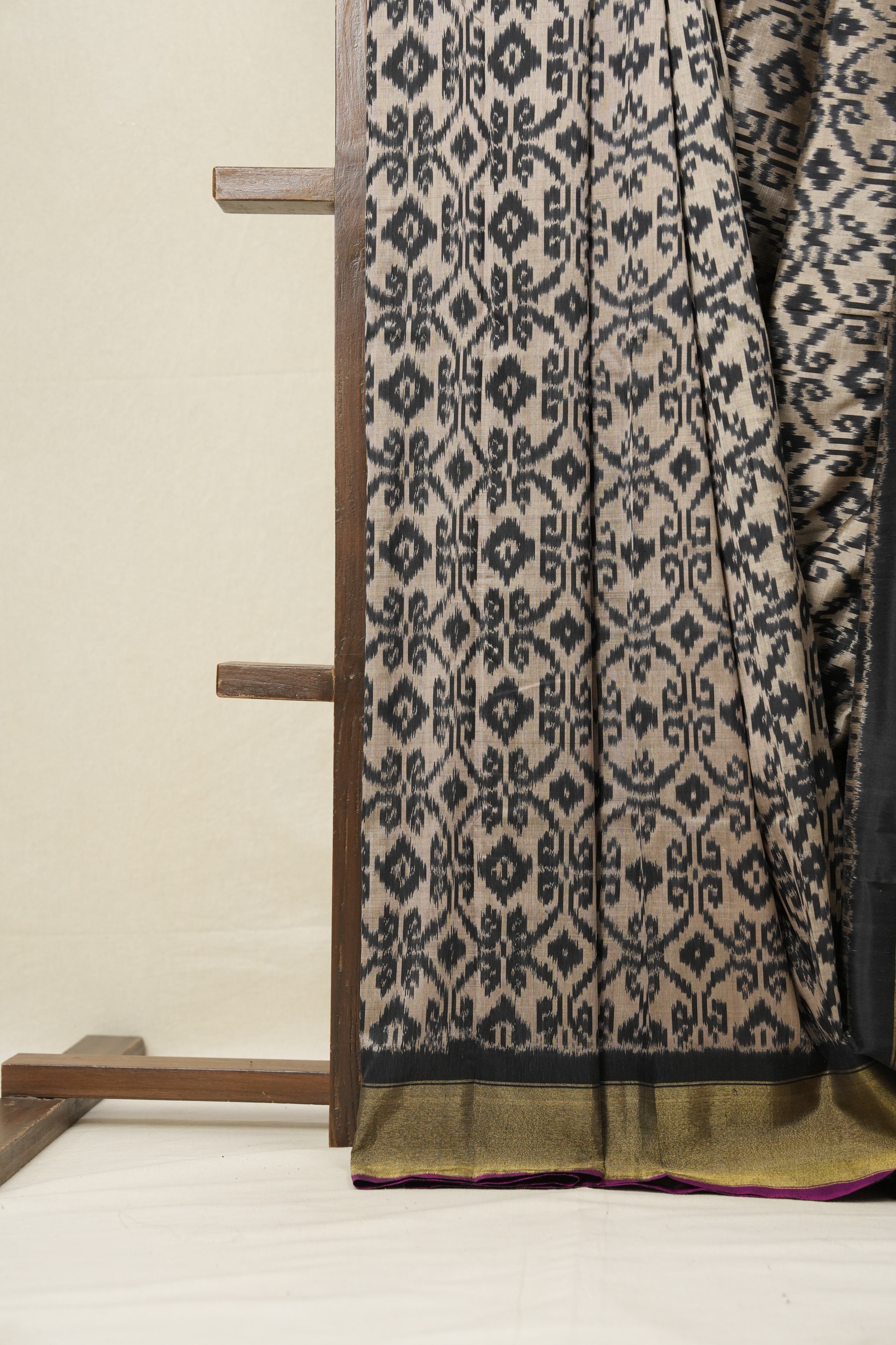 Cream Black Pochampalli Silk Ikat Saree - SRCBPSIS198