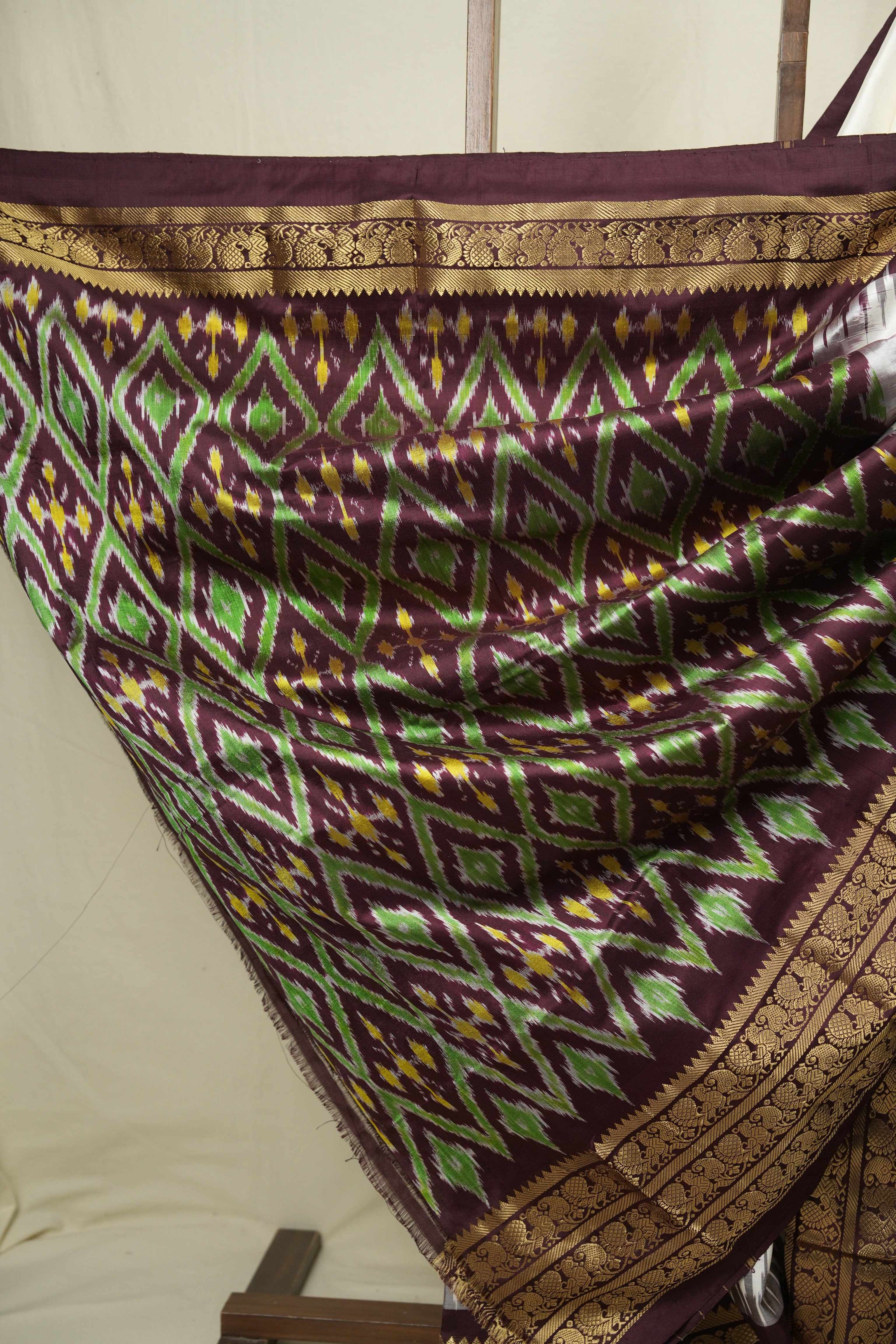 White Pochampalli Silk Ikat Saree - SRWPSIS320
