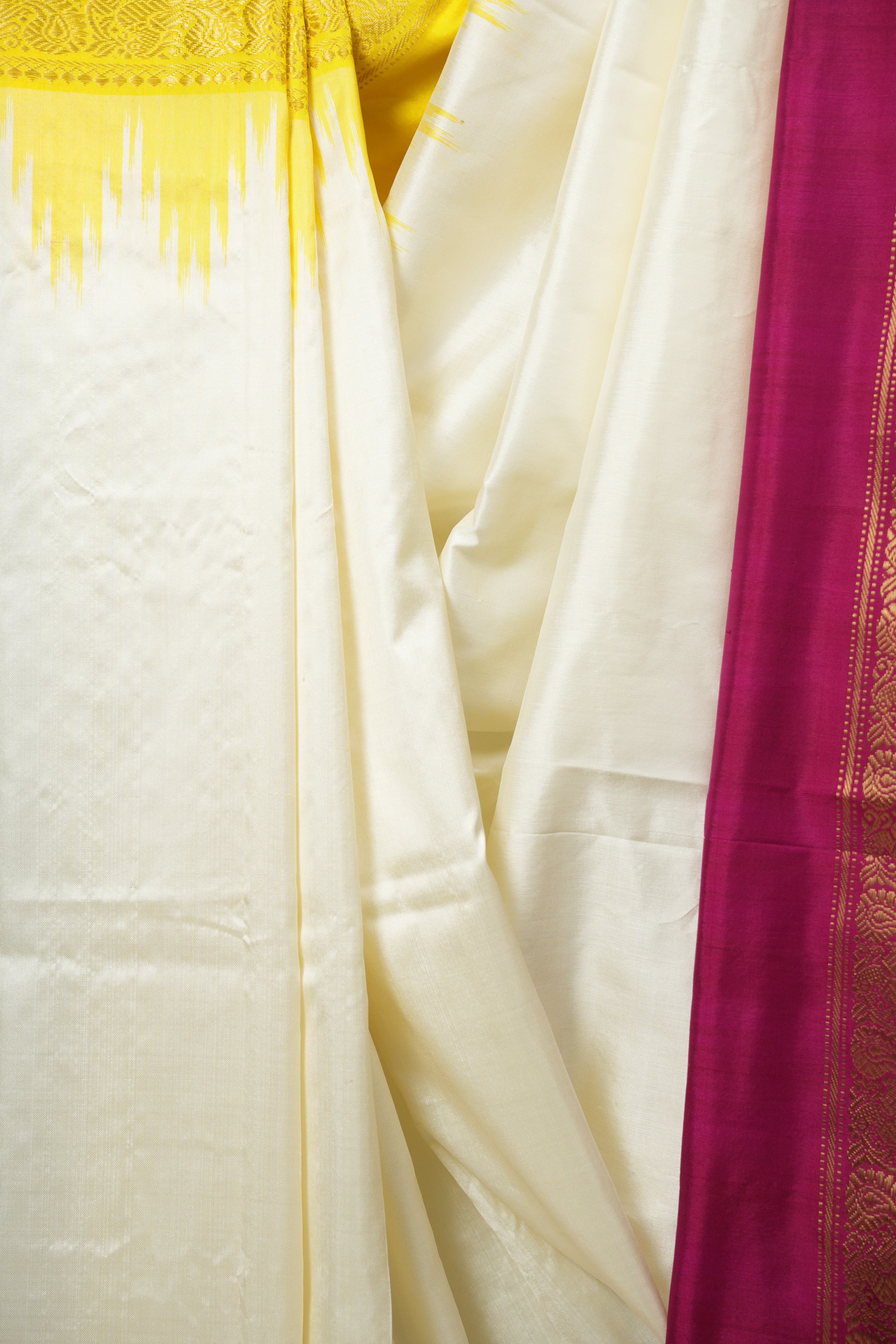 White Pochampalli Silk Ikat Saree - SRWPSIS318