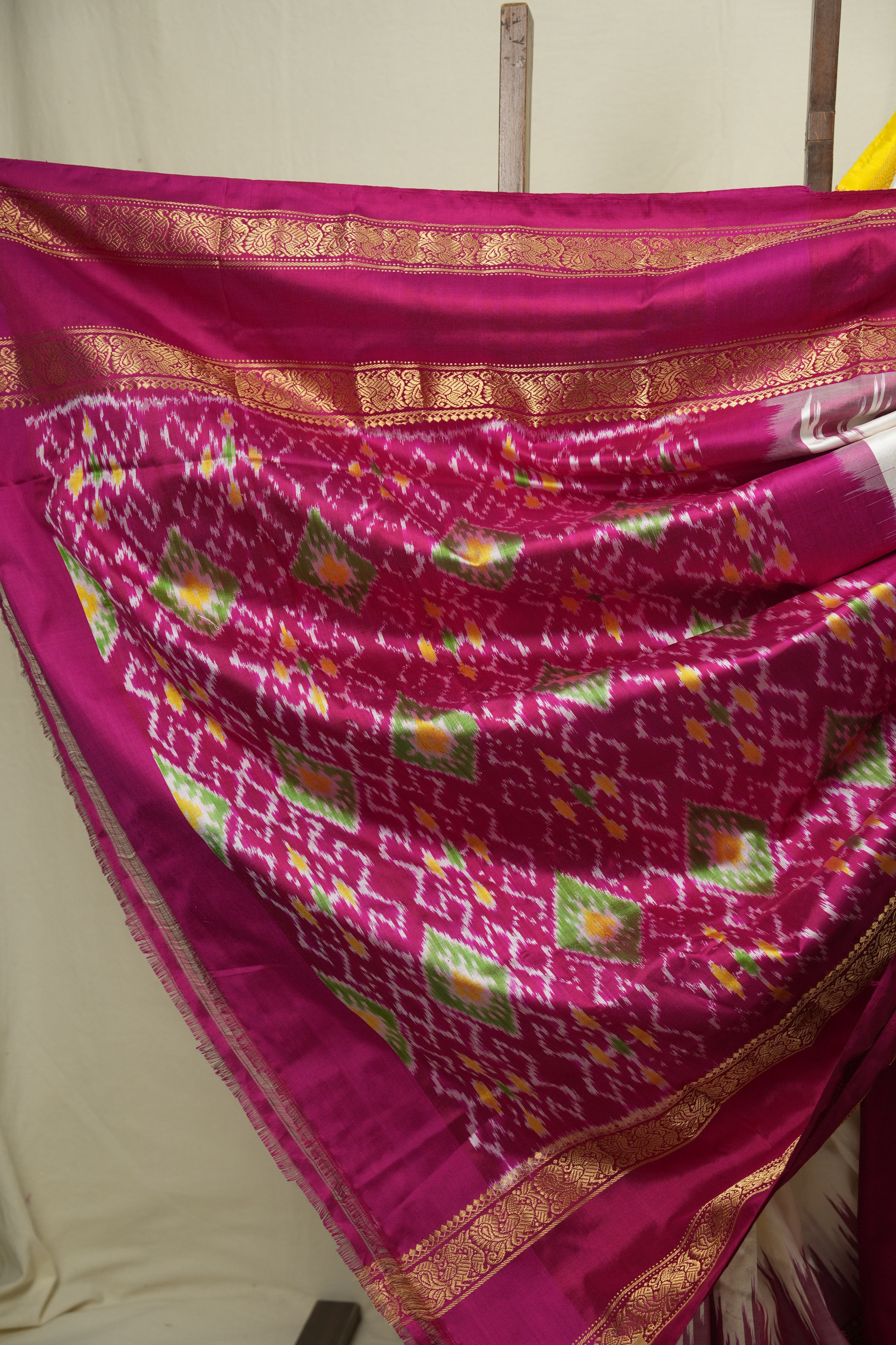 White Pochampalli Silk Ikat Saree - SRWPSIS318