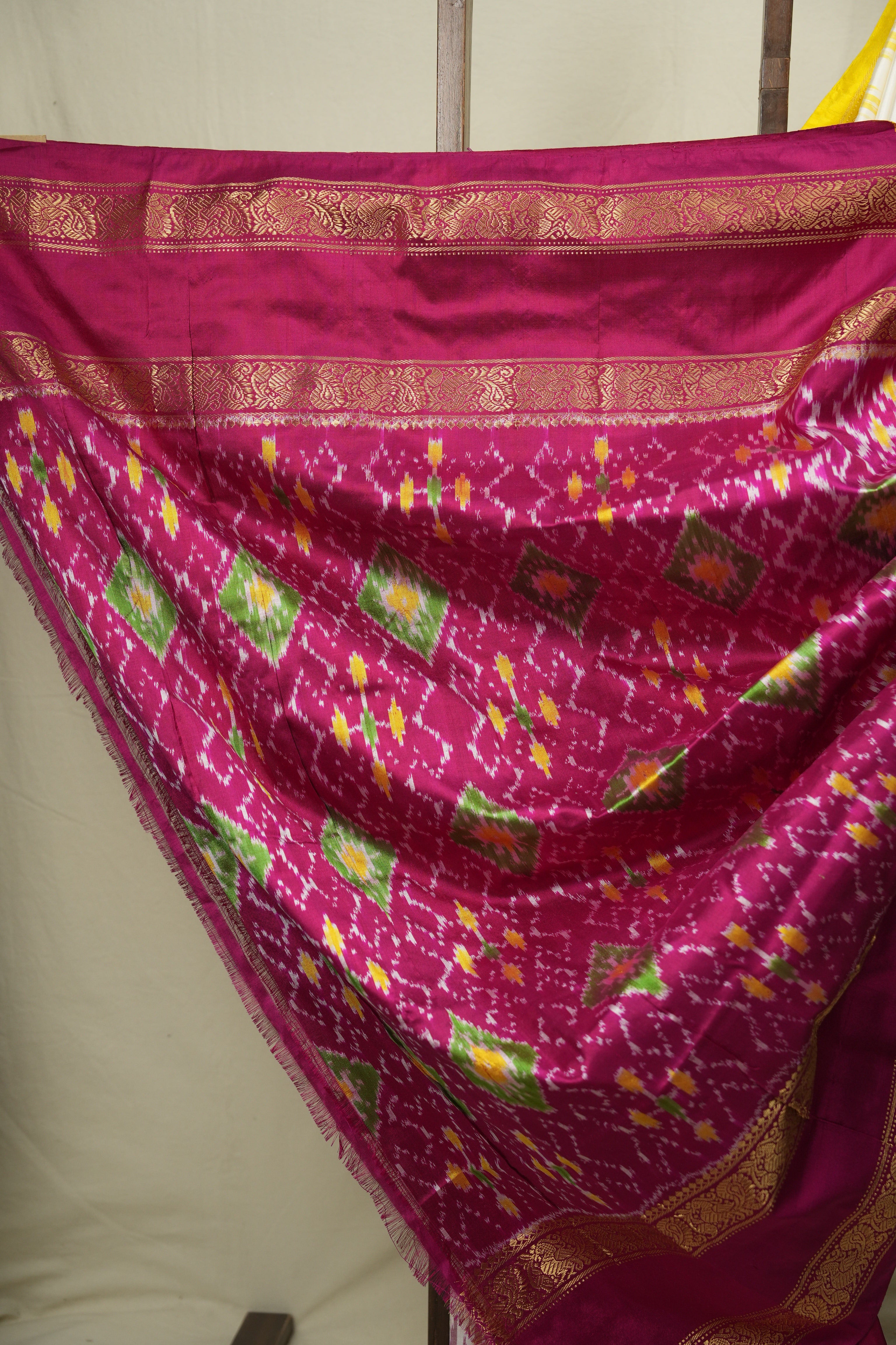 White Pochampalli Silk Ikat Saree - SRWPSIS318