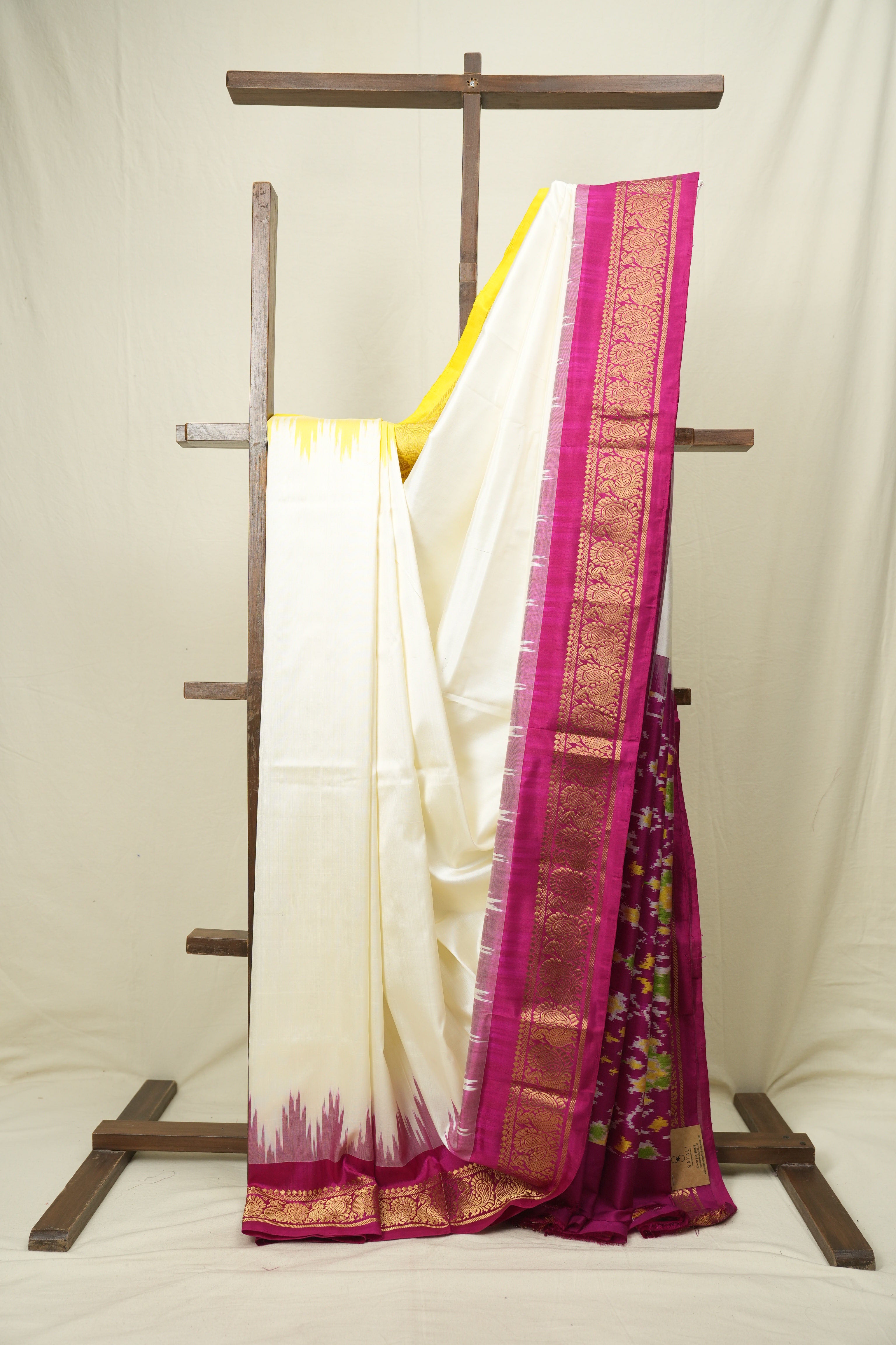 White Pochampalli Silk Ikat Saree - SRWPSIS316