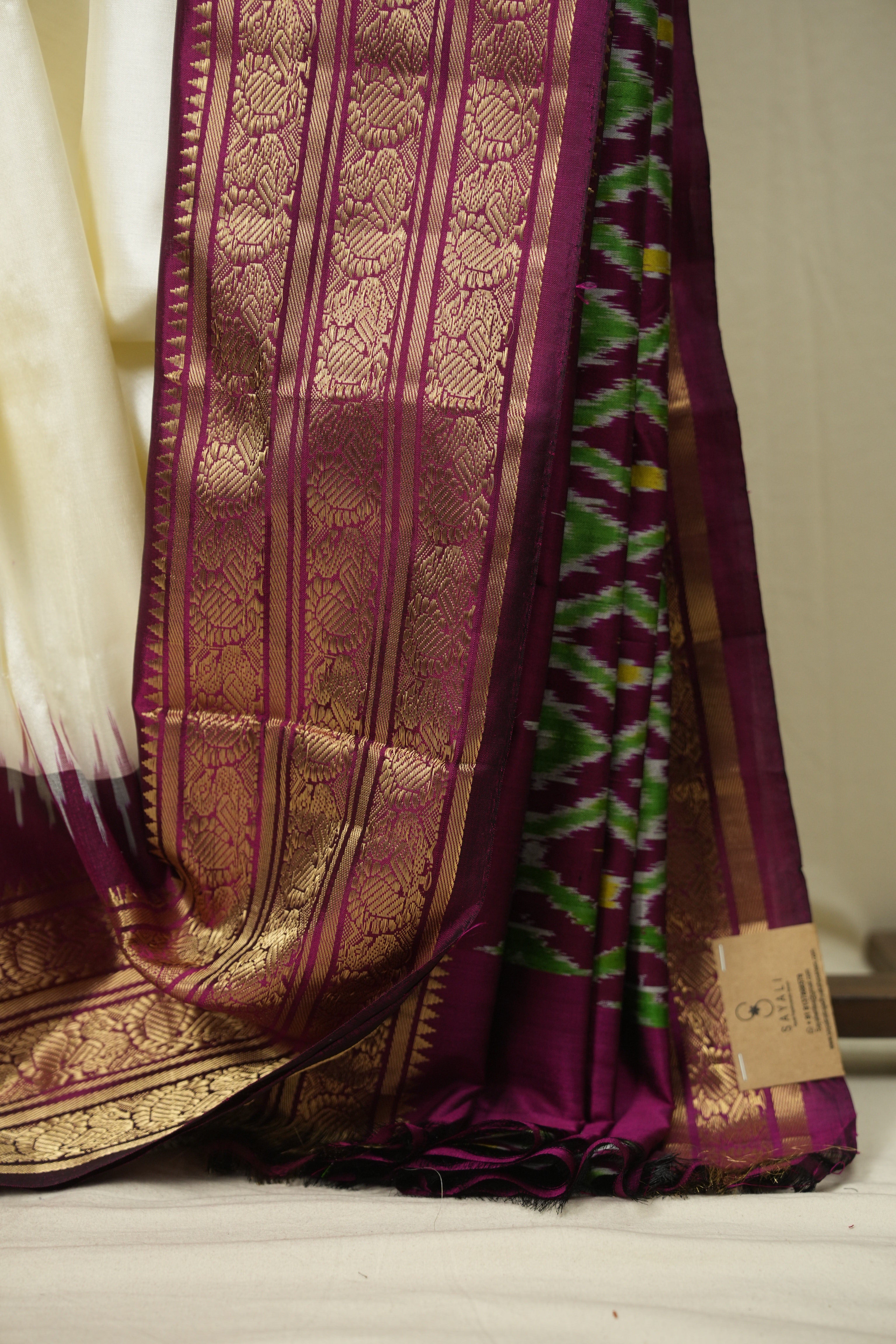White Pochampalli Silk Ikat Saree - SRWPSIS322