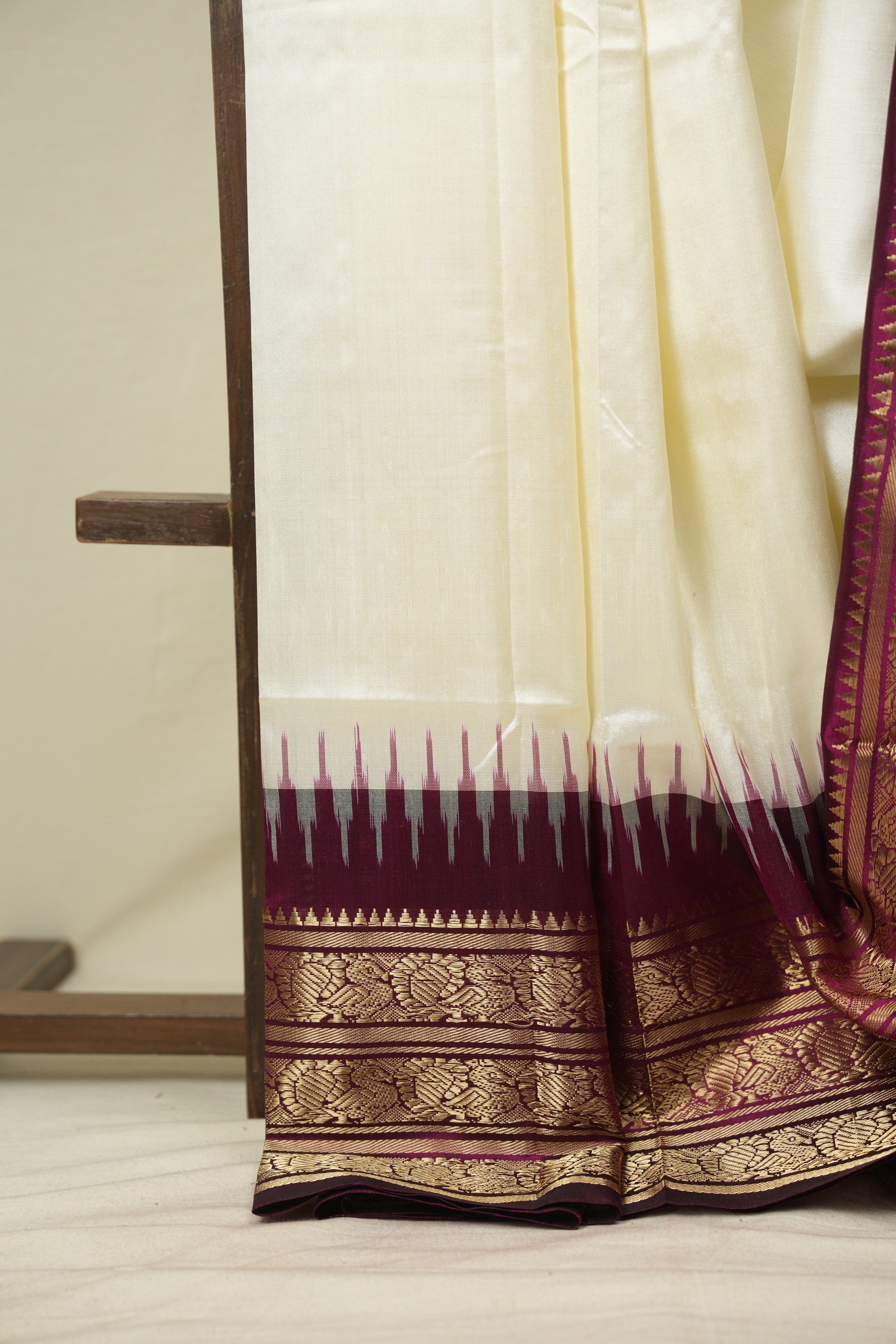 White Pochampalli Silk Ikat Saree - SRWPSIS322