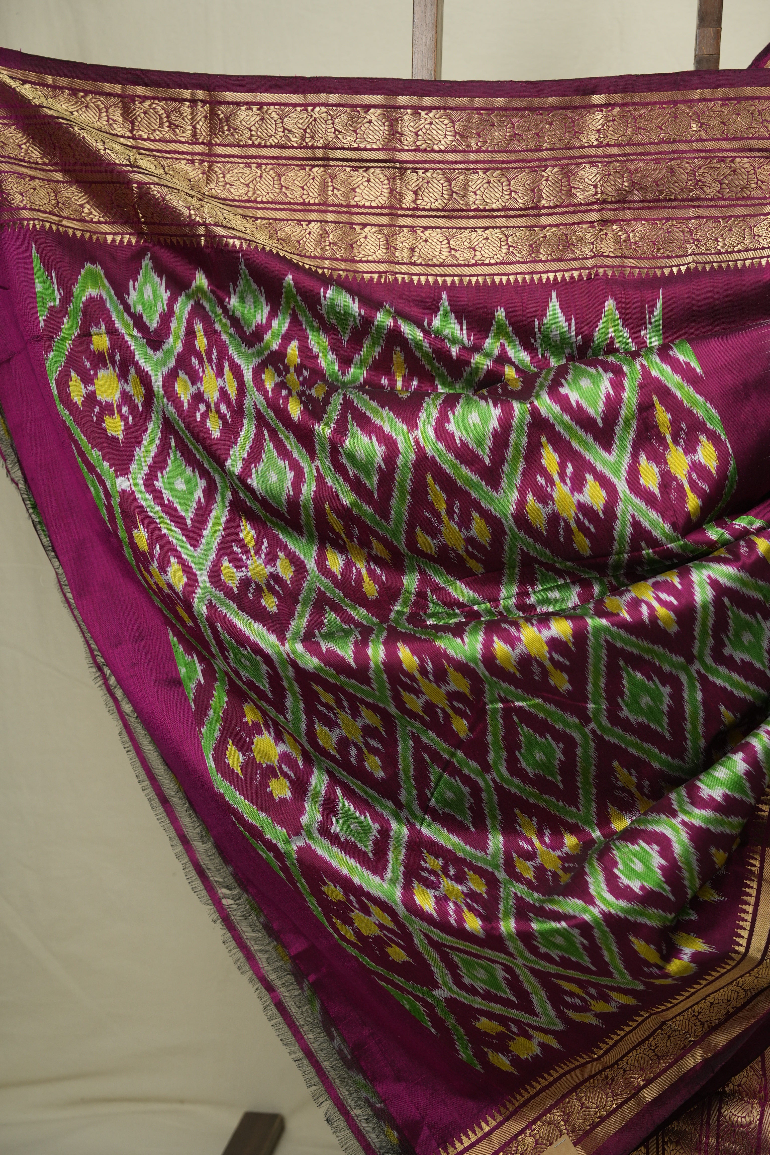 White Pochampalli Silk Ikat Saree - SRWPSIS322