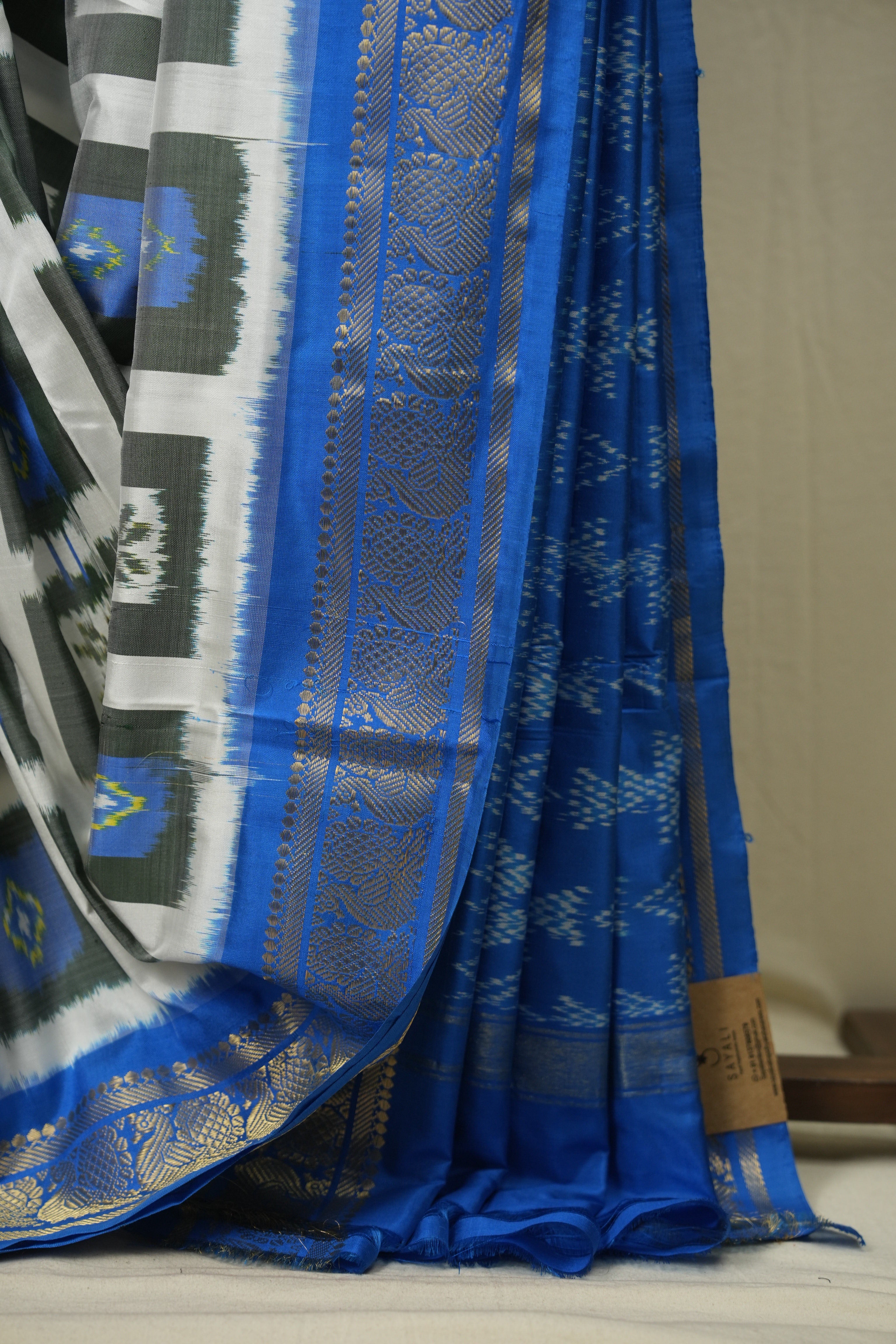 White Pochampalli Silk Ikat Saree - SRWPSIS323