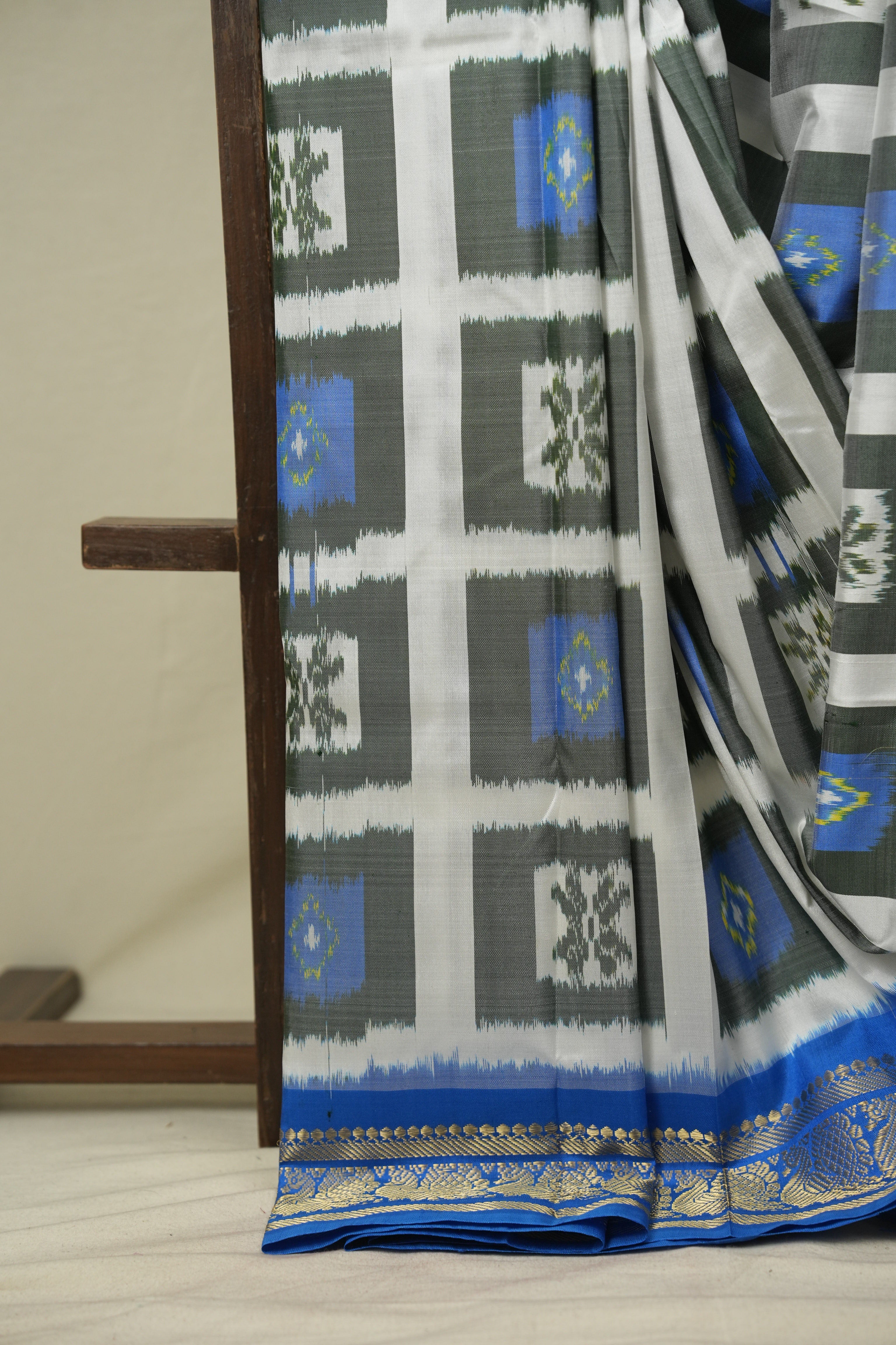 White Pochampalli Silk Ikat Saree - SRWPSIS323