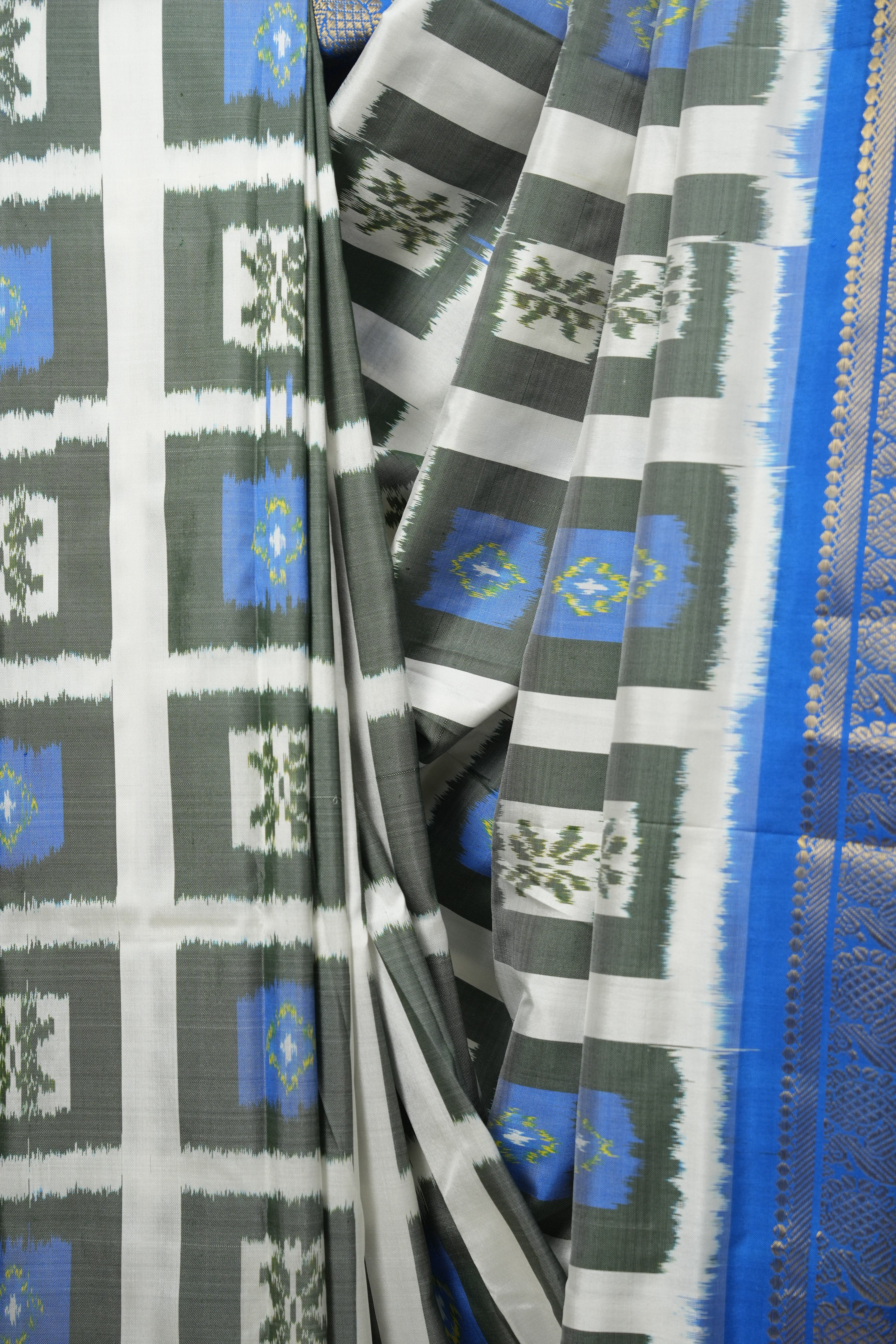 White Pochampalli Silk Ikat Saree - SRWPSIS323