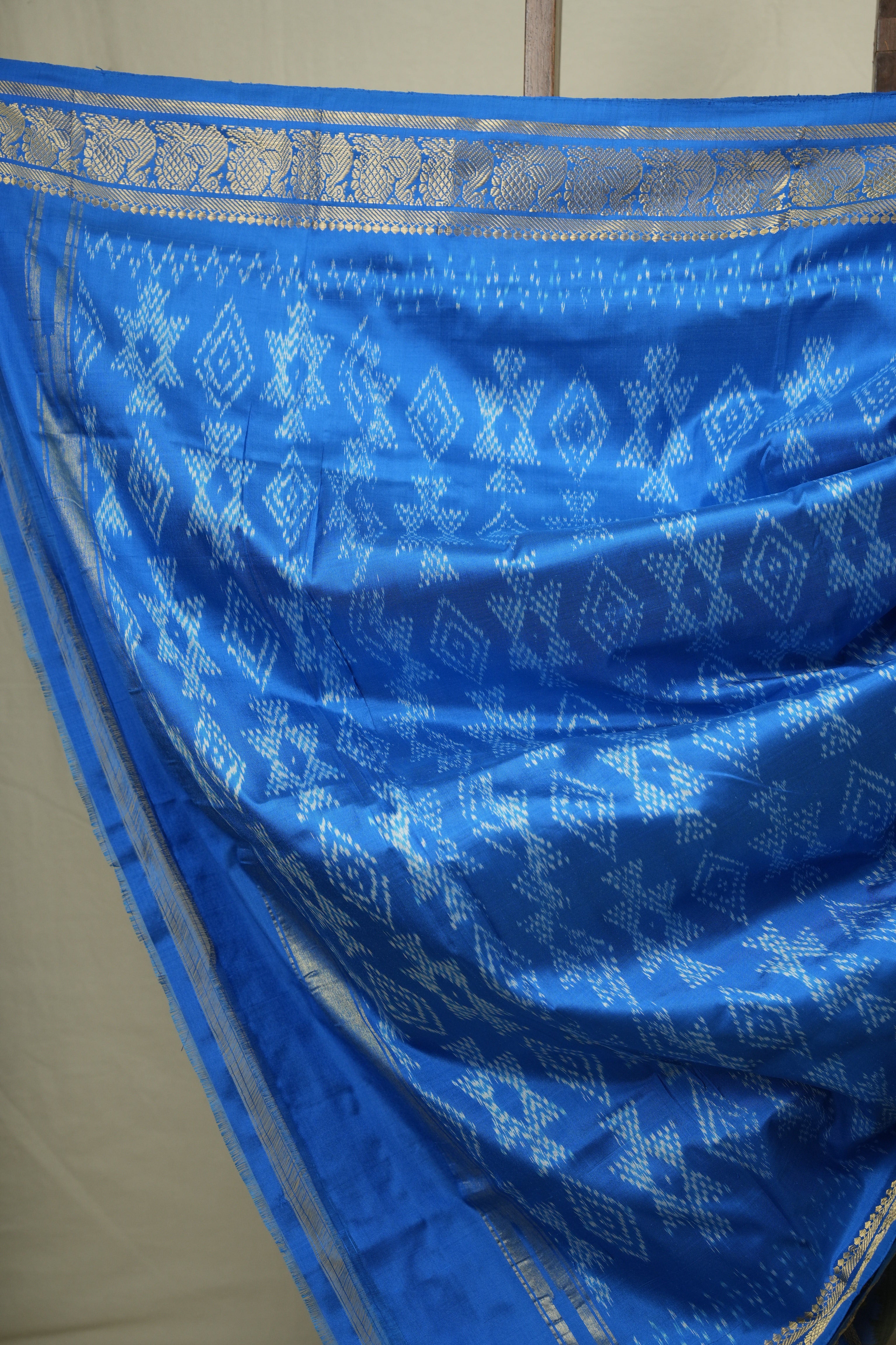 White Pochampalli Silk Ikat Saree - SRWPSIS323