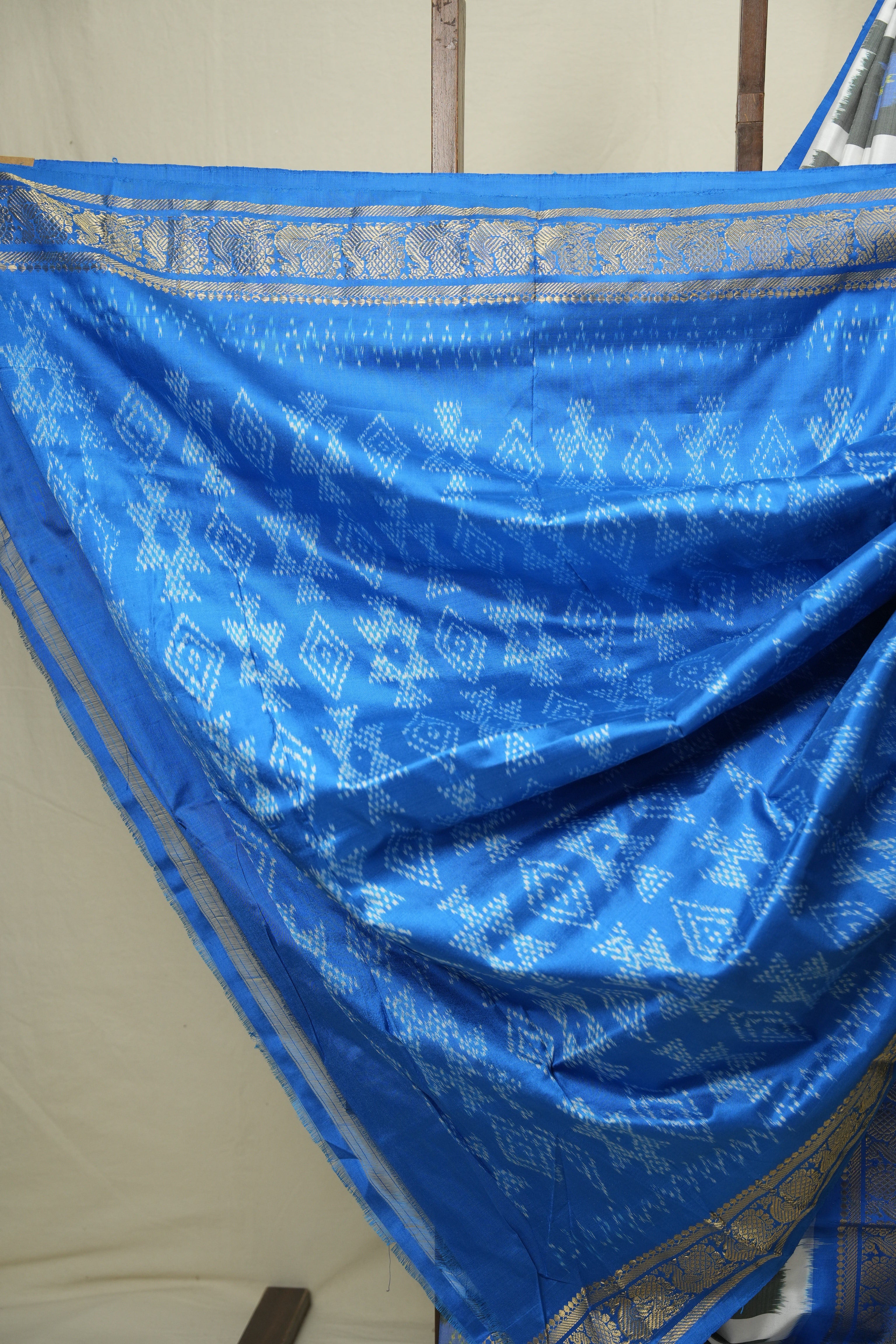 White Pochampalli Silk Ikat Saree - SRWPSIS323