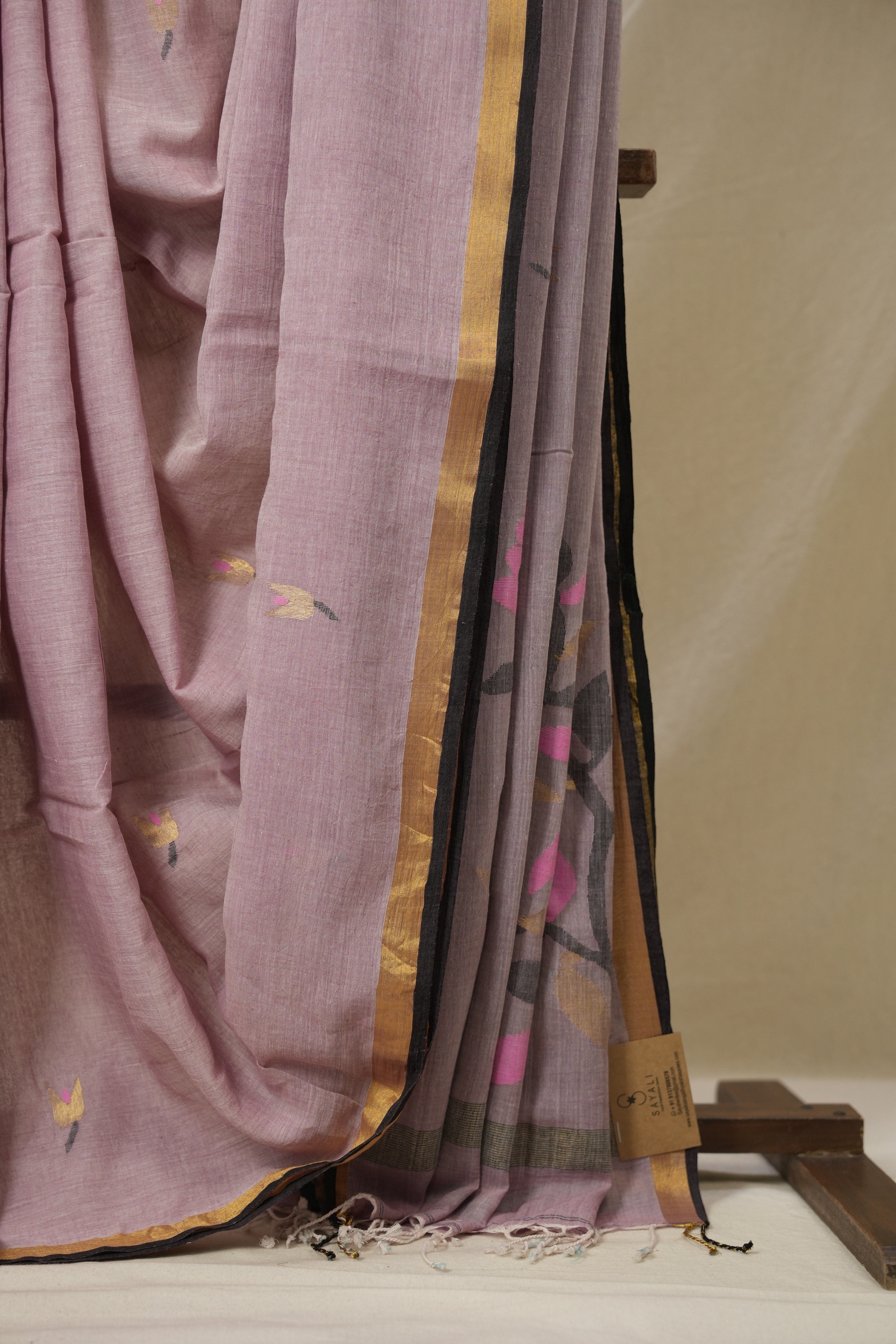Light Pink Mul Bengal Cotton Jamdani Saree - SRLPBCJS237