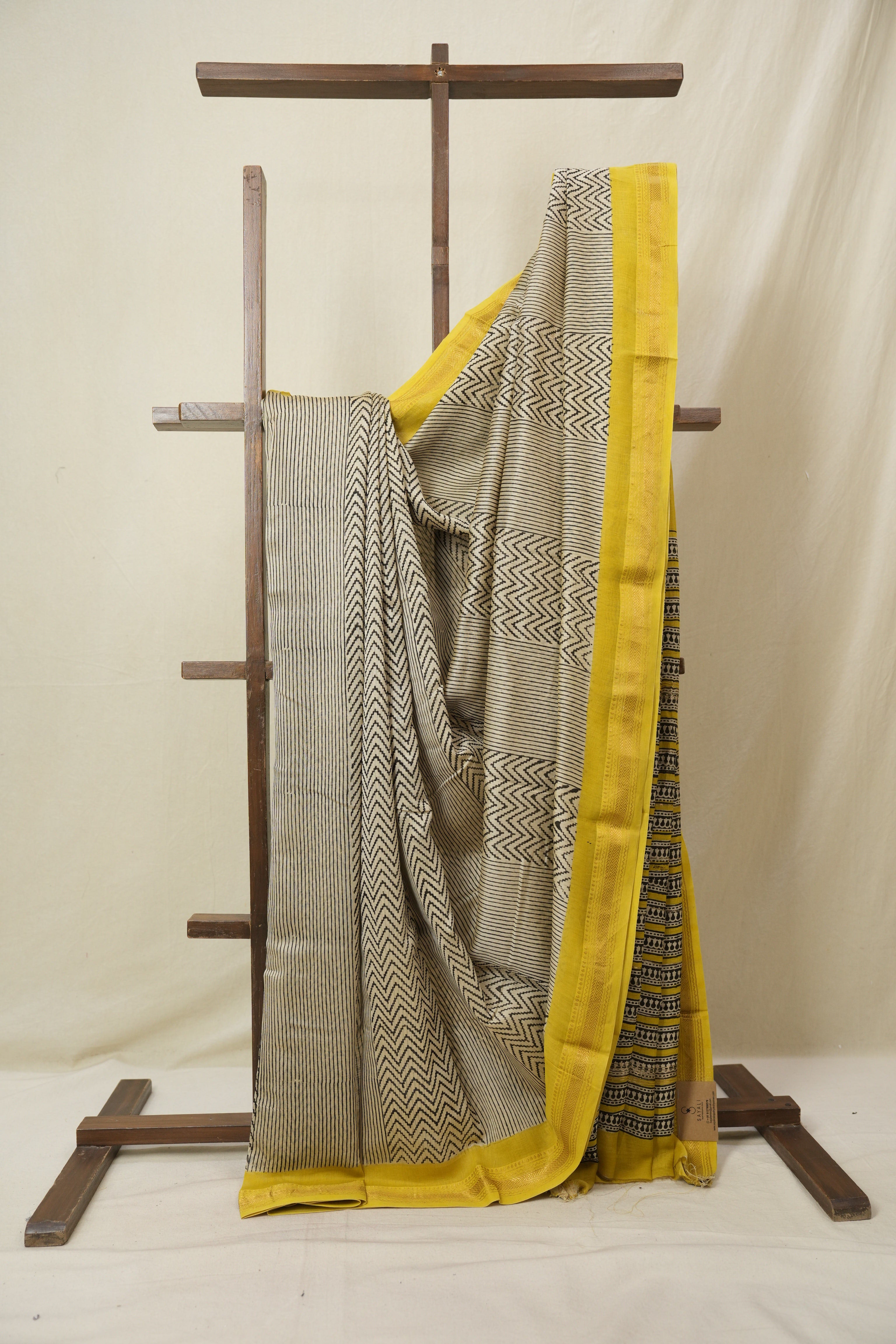 Cream Beige HBP Cotton Silk Saree With Maheshwari Border - SRCBCSS1578