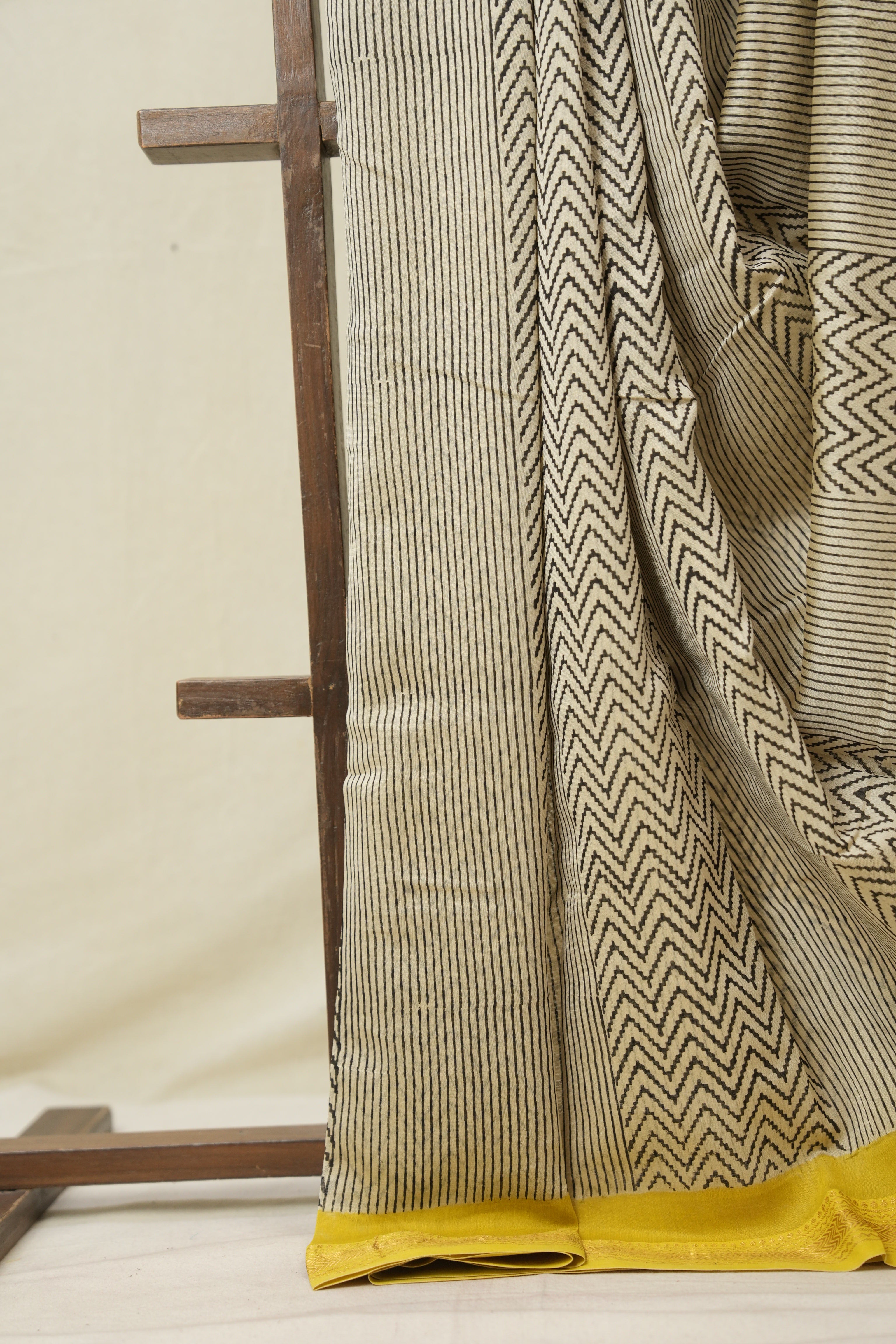 Cream Beige HBP Cotton Silk Saree With Maheshwari Border - SRCBCSS1578