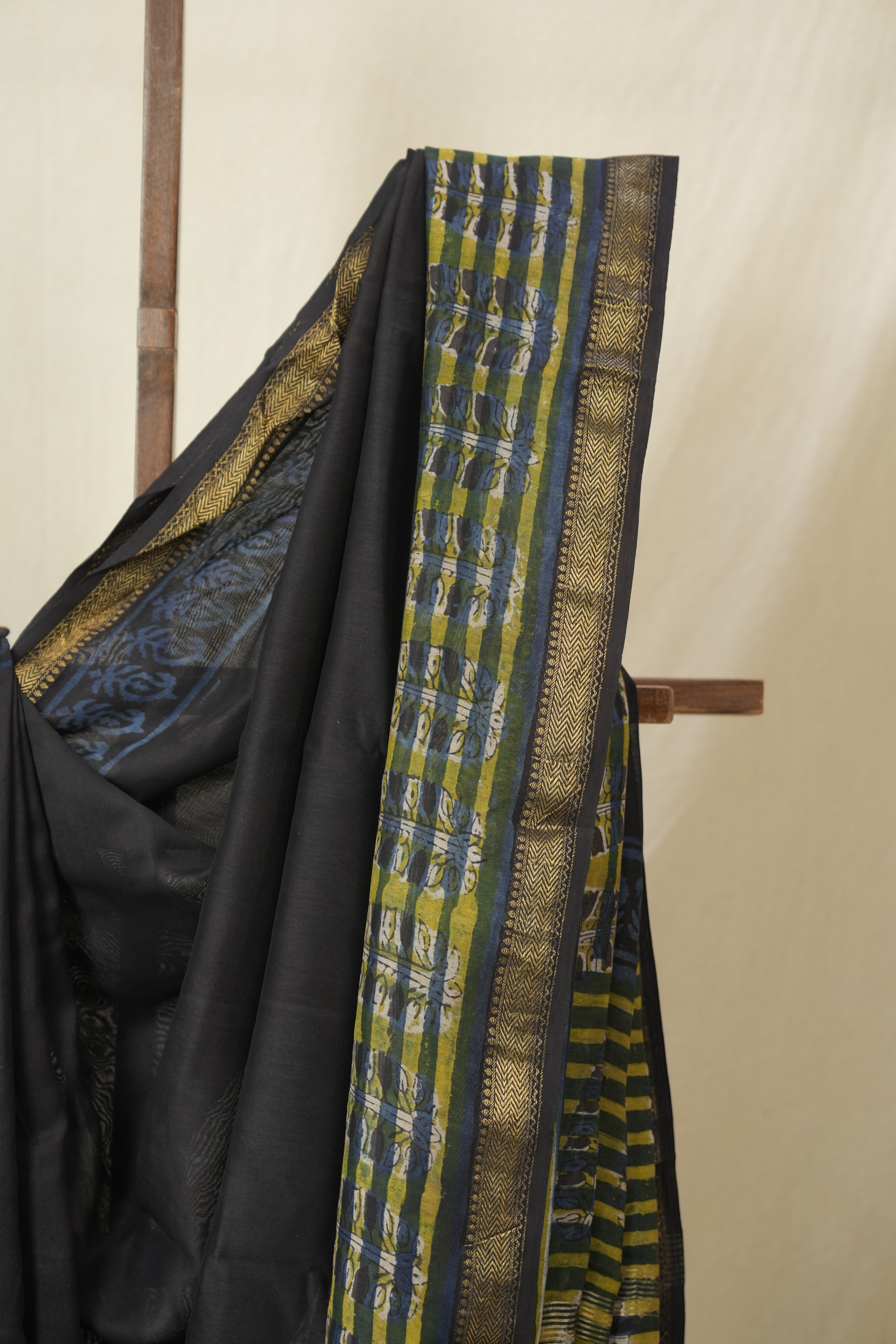 Black HBP Cotton Silk Saree With Maheshwari Border - SRBCSS1605