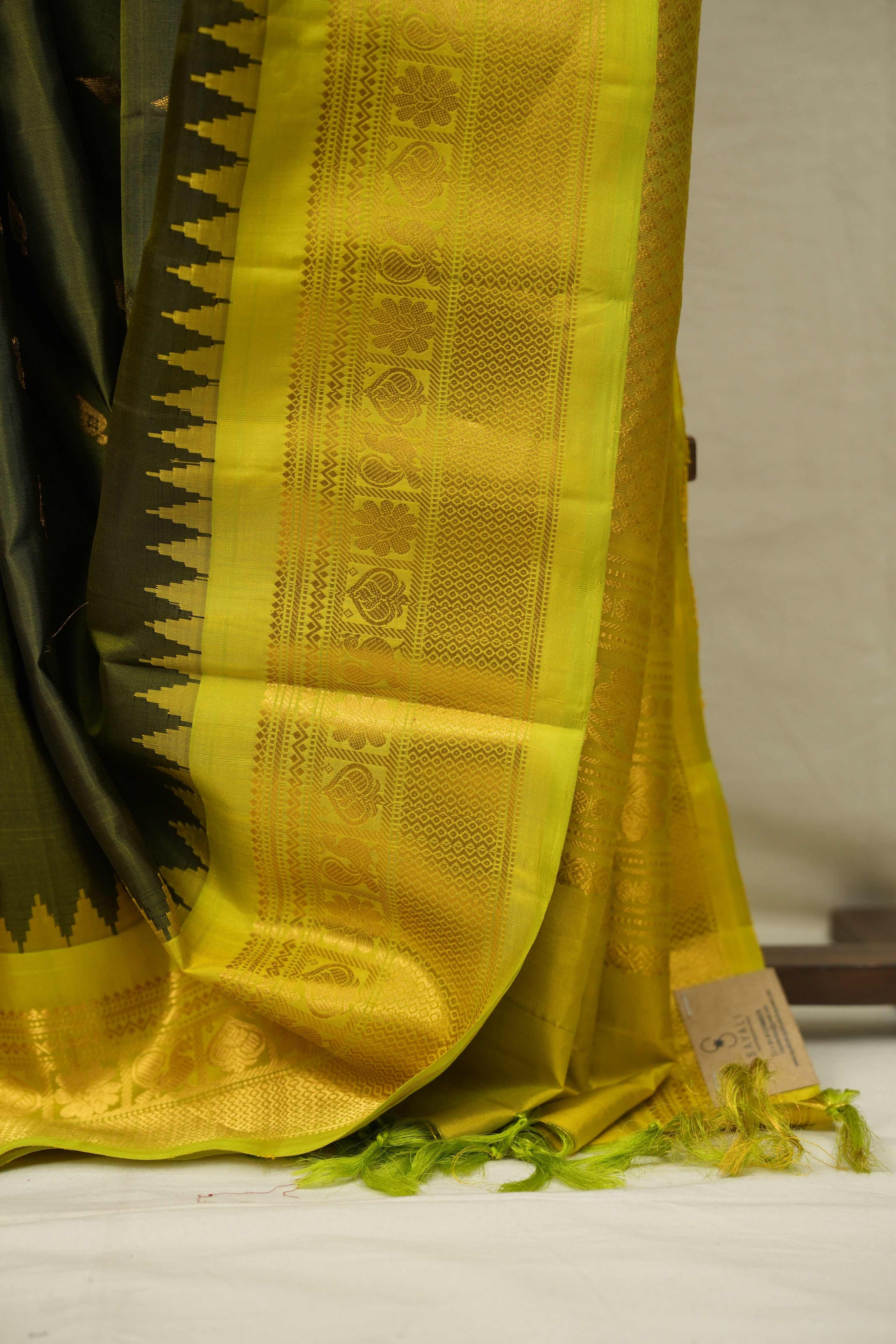 Green Gadwal Silk Saree - SRGGSS666