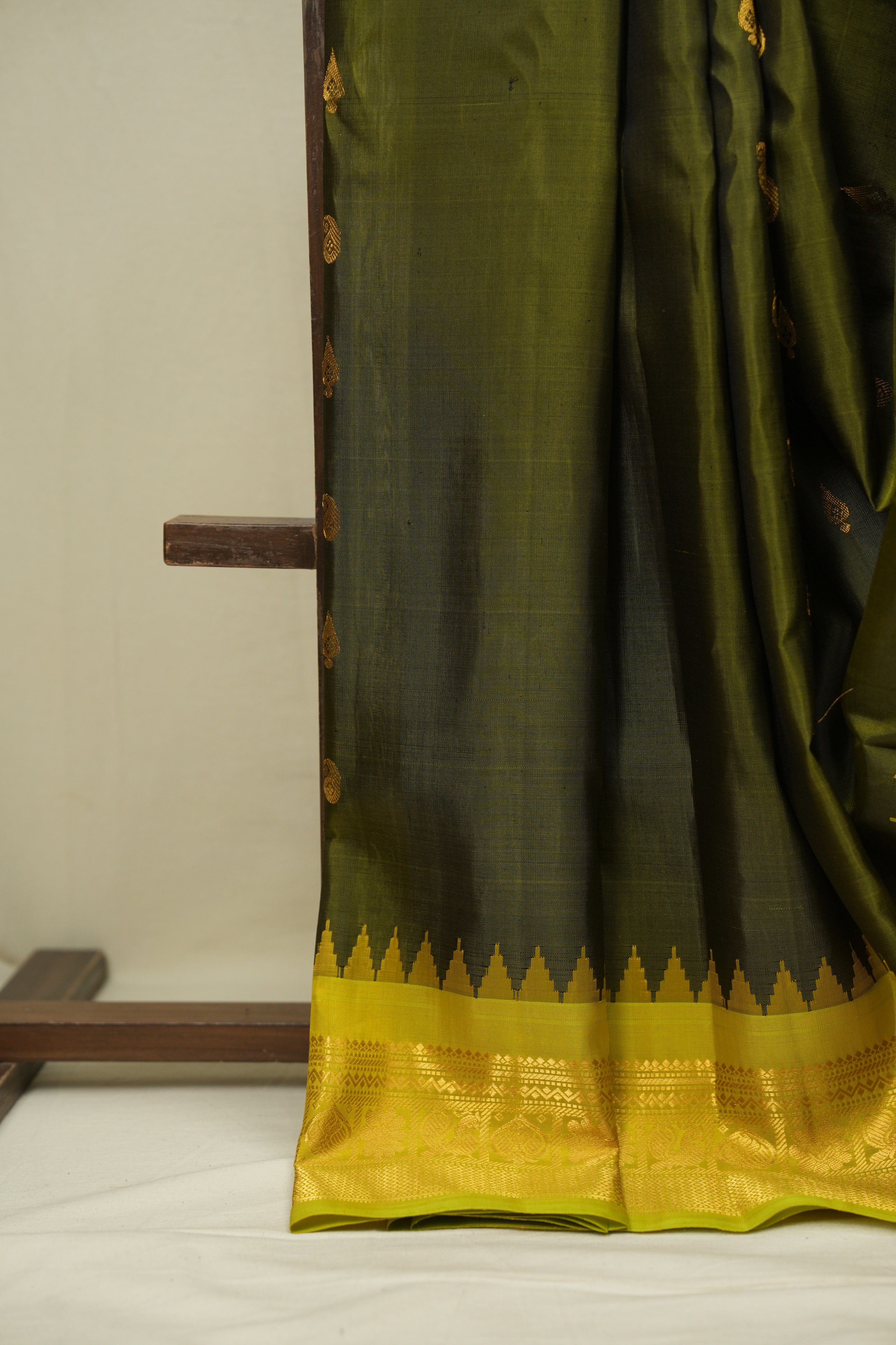 Green Gadwal Silk Saree - SRGGSS666